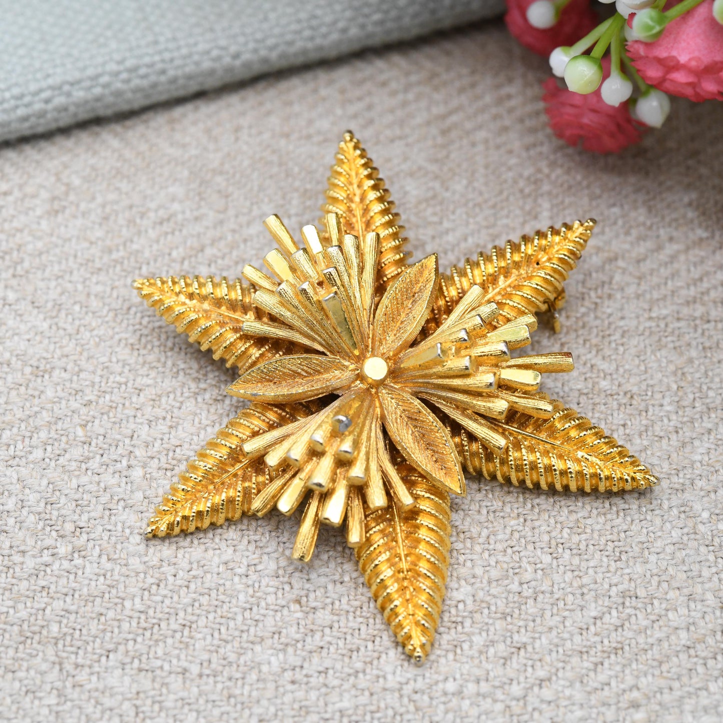 Vintage Mid-Century Textured Star Brooch - Matt and Shiny Gold Colour Costume Jewellery | Six-Pointed Star with Spray | Brushed Effect