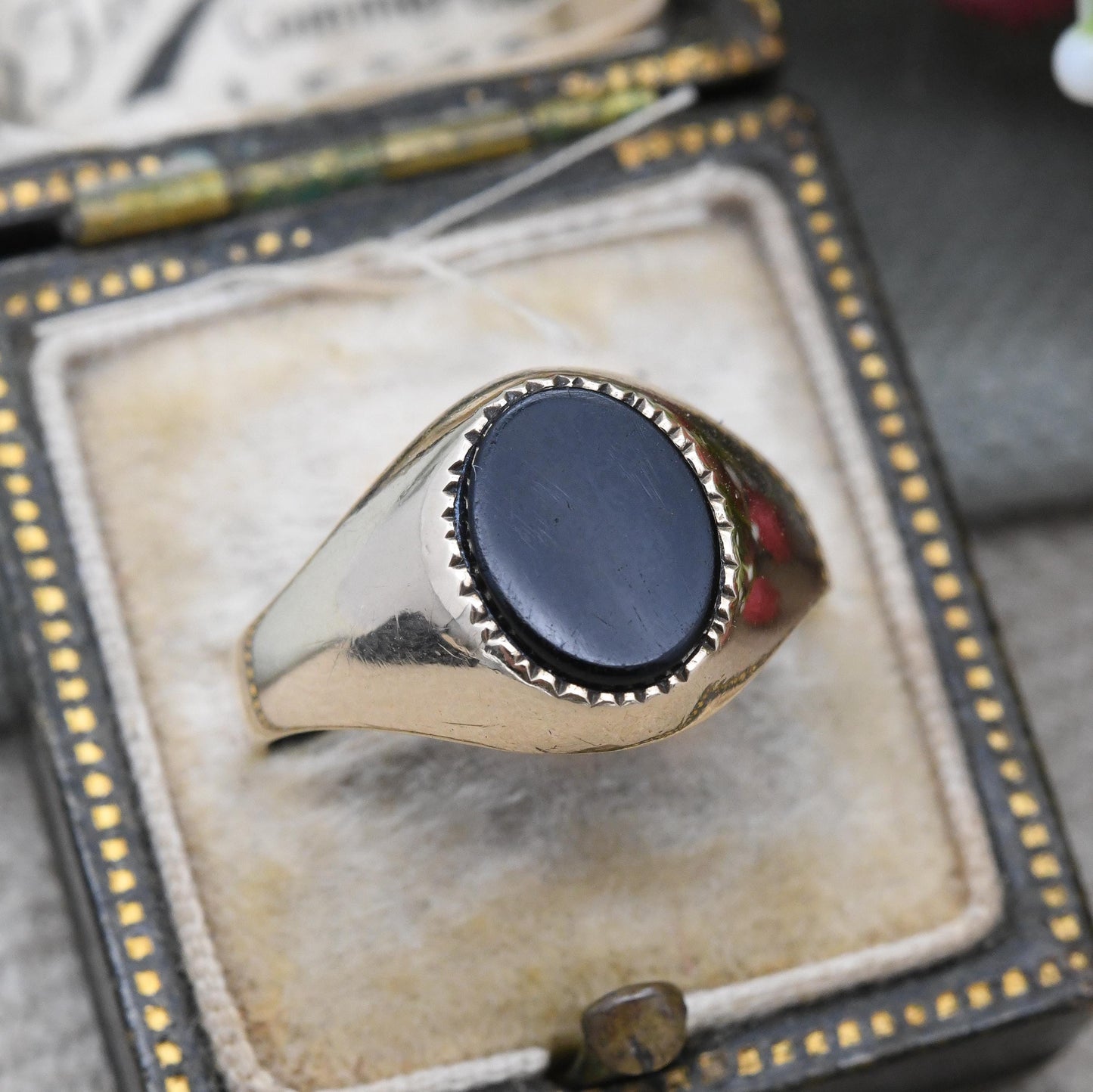 Vintage 9ct Gold Onyx Signet Ring 1974 - Unisex Yellow Gold and Black Gift for Him Mid-Century Jewellery Oval | UK Size - P US Size - 7 3/4