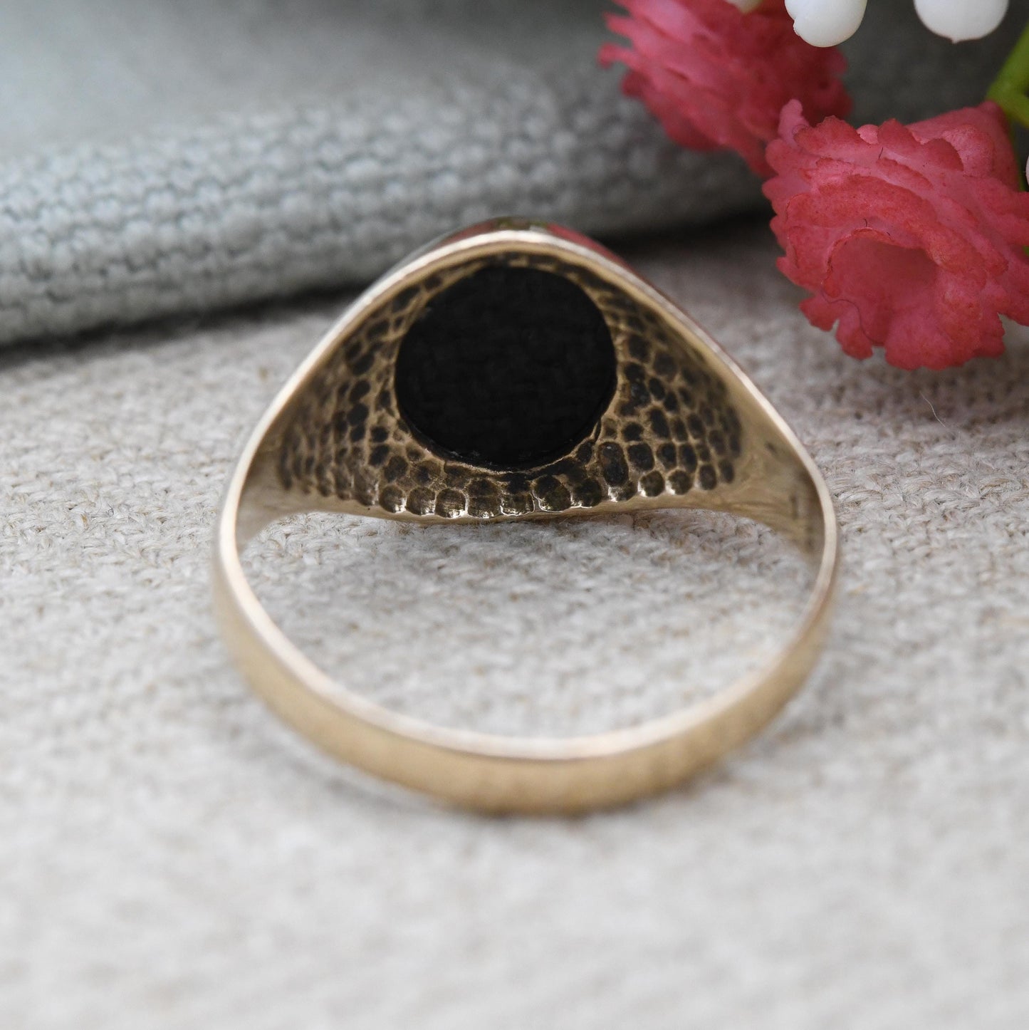 Vintage 9ct Gold Onyx Signet Ring 1974 - Unisex Yellow Gold and Black Gift for Him Mid-Century Jewellery Oval | UK Size - P US Size - 7 3/4