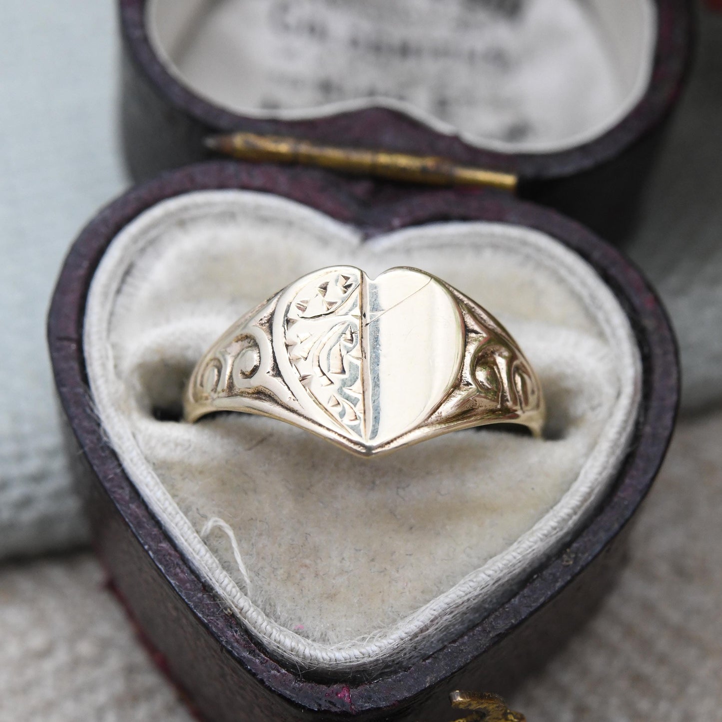 Vintage 9ct Gold Heart Signet Ring 1977 R W Wingate - Scrolling Pattern | Solid Gold Jewellery Unisex Pinkie | UK Size - K | US Size - 5 1/4