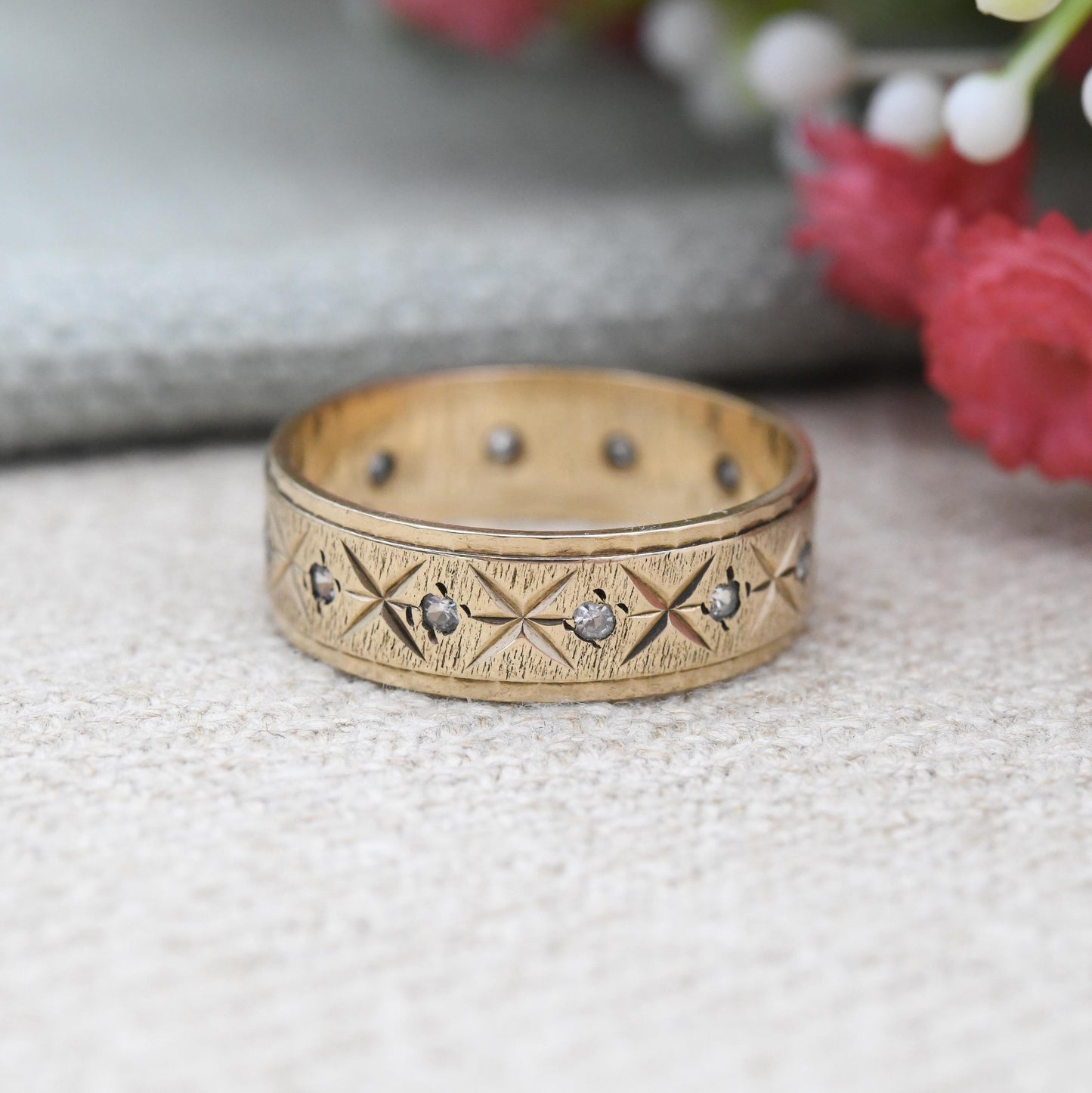 Vintage 9ct Gold X Band Ring with Clear Stones - Mid-Century Diamond Cut Jewellery Yellow Gold Unisex Wedding Band | UK Size - M US Size - 6