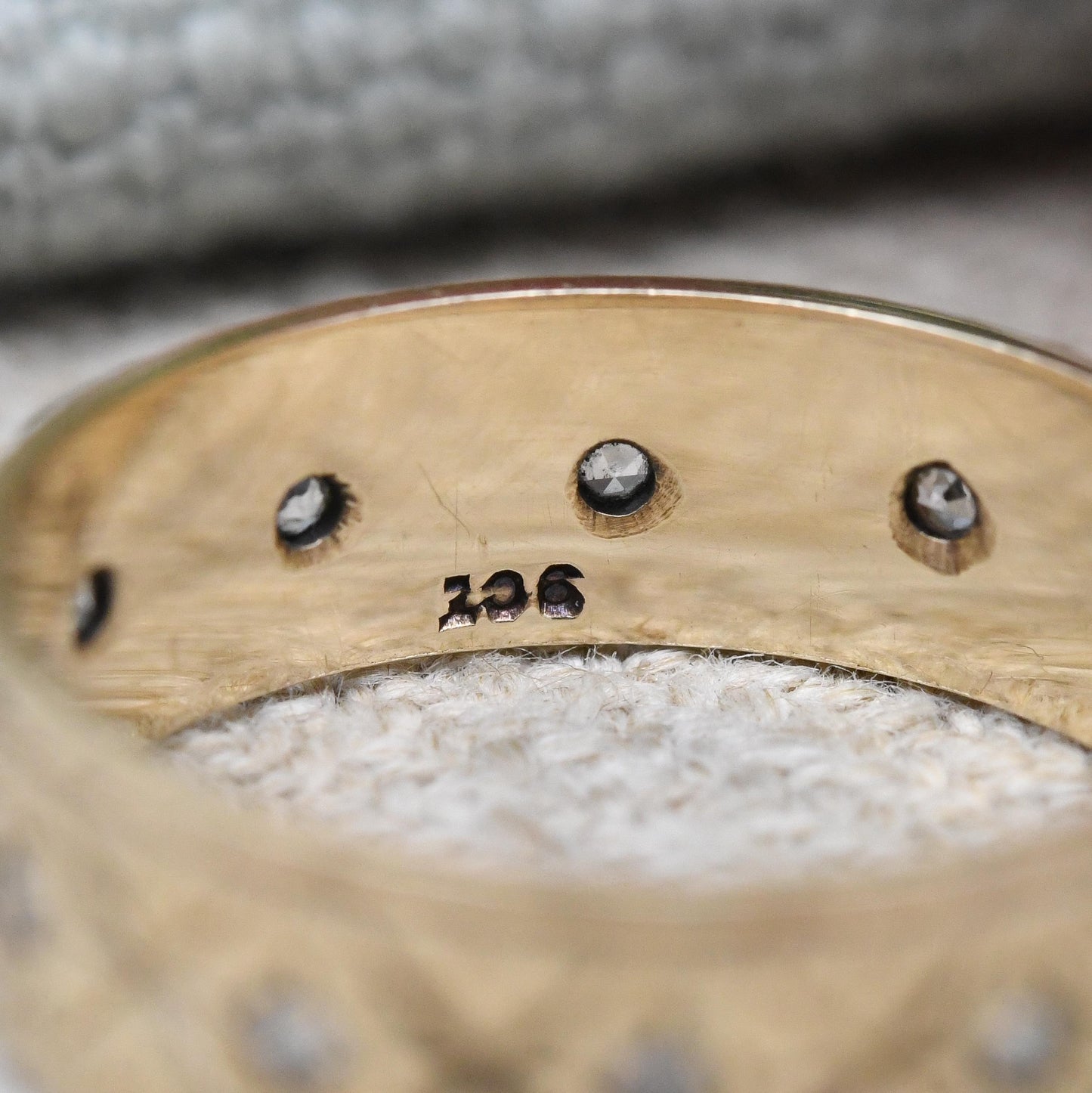 Vintage 9ct Gold X Band Ring with Clear Stones - Mid-Century Diamond Cut Jewellery Yellow Gold Unisex Wedding Band | UK Size - M US Size - 6
