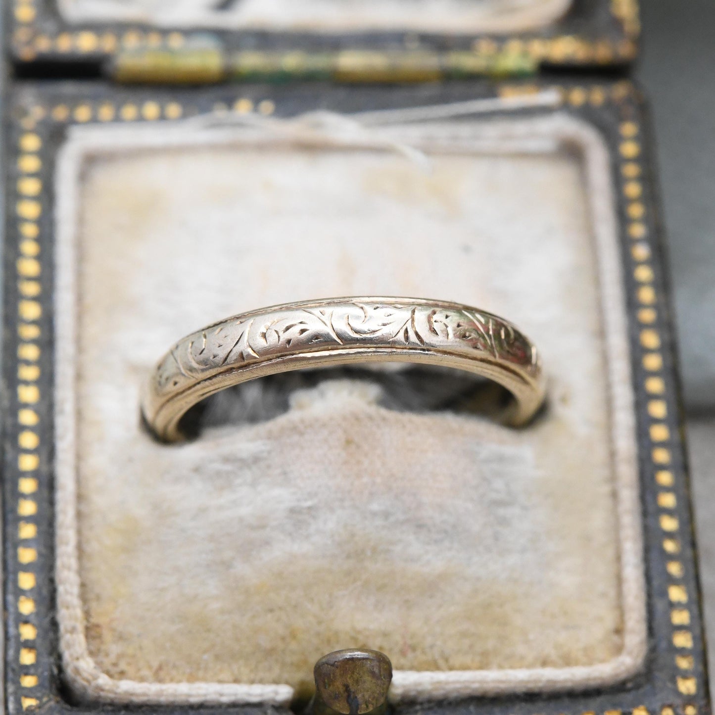 Vintage 9ct Gold Engraved Band Ring 1947 - Rounded Small Size Solid Yellow Gold Wedding Band Unisex Pinkie | UK Size - H | US Size - 3 3/4