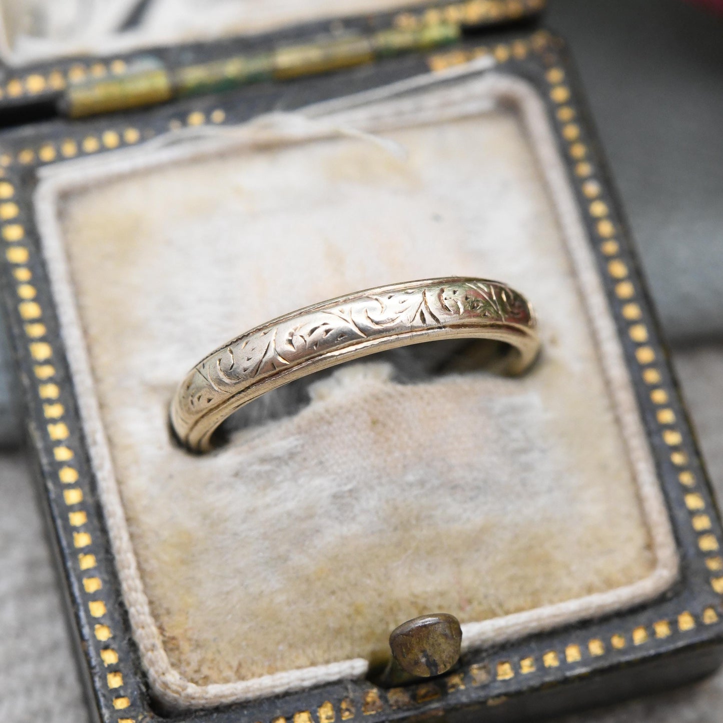 Vintage 9ct Gold Engraved Band Ring 1947 - Rounded Small Size Solid Yellow Gold Wedding Band Unisex Pinkie | UK Size - H | US Size - 3 3/4