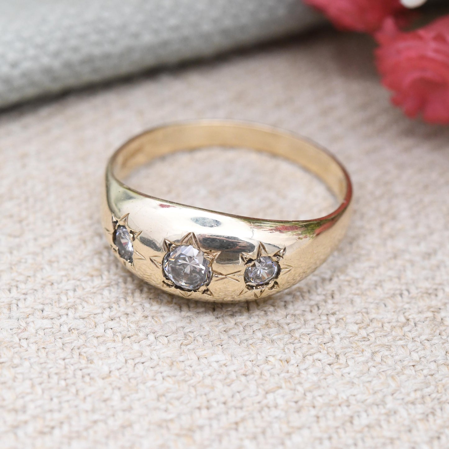 Vintage 9ct Gold Flush Set Three Stone Ring 1996 - Starburst Star Set Large CZ Stone Unisex Gold Gift | UK Size - S 1/2 | US Size - 9 1/4