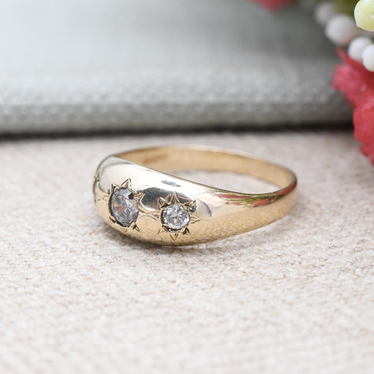 Vintage 9ct Gold Flush Set Three Stone Ring 1996 - Starburst Star Set Large CZ Stone Unisex Gold Gift | UK Size - S 1/2 | US Size - 9 1/4