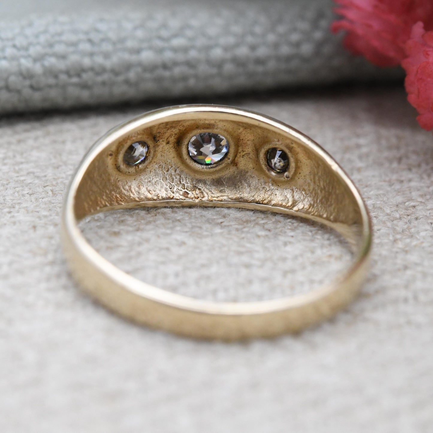 Vintage 9ct Gold Flush Set Three Stone Ring 1996 - Starburst Star Set Large CZ Stone Unisex Gold Gift | UK Size - S 1/2 | US Size - 9 1/4