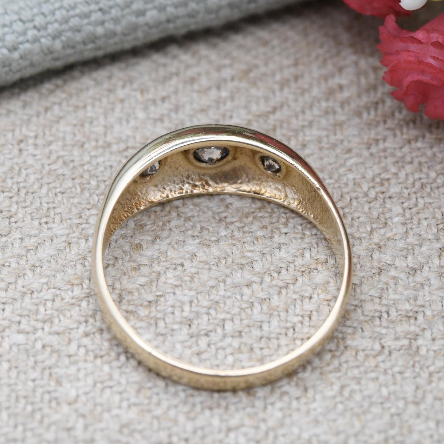 Vintage 9ct Gold Flush Set Three Stone Ring 1996 - Starburst Star Set Large CZ Stone Unisex Gold Gift | UK Size - S 1/2 | US Size - 9 1/4