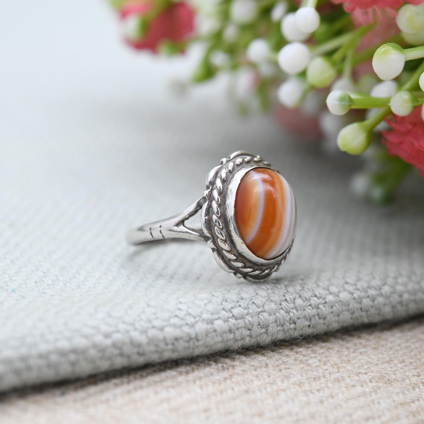 Vintage Sterling Silver Banded Agate Ring Orange and White - Mid-Century Gemstone Rope Twist Cabochon Stone | UK Size - J 1/2 | US Size - 5