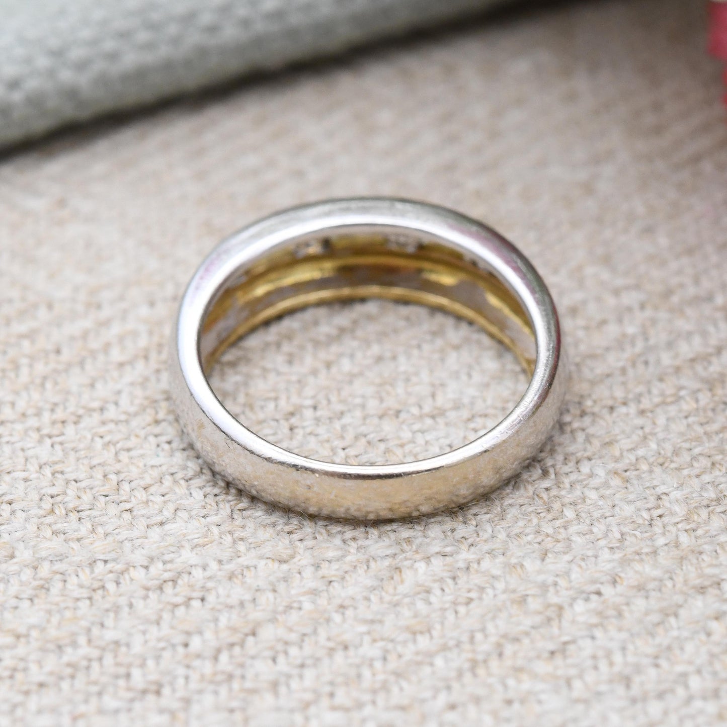 18ct Gold Flush Diamond Band Ring Two Tone - Contemporary Unisex 4 Stone Wedding Stacking Ring | Split Band | UK Size - L | US Size - 5 3/4