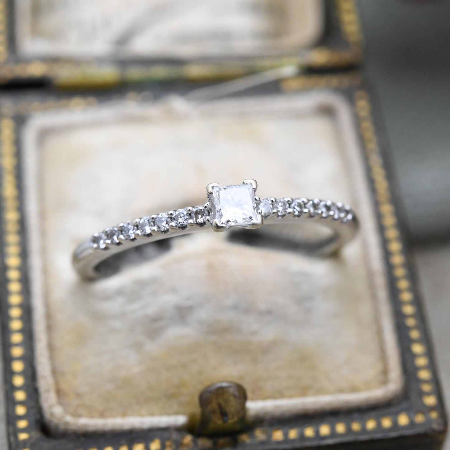 9ct White Gold Solitaire Ring with Pavé Side Stones - Clear Stone | Classic Engagement Ring Placeholder Ring | UK Size - P | US Size - 7 1/2