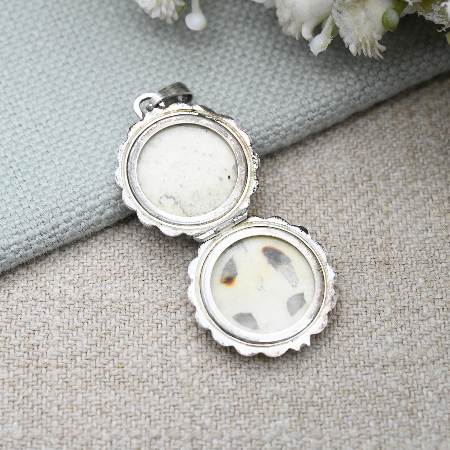 Vintage K&L Sterling Silver Locket Pendant with Mother of Peal Flower Design Kordes and Lichtenfels - Round Locket Charm for Necklace Stack