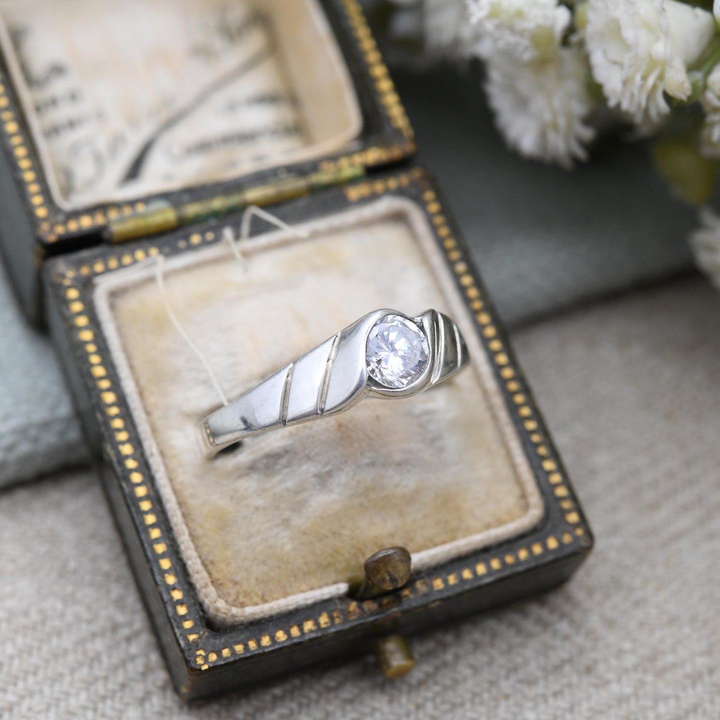 Vintage Sterling Silver Solitaire Ring Large Round CZ - Faceted White Stone Textured Twist Shoulders | UK Size - R | US Size - 8 3/4