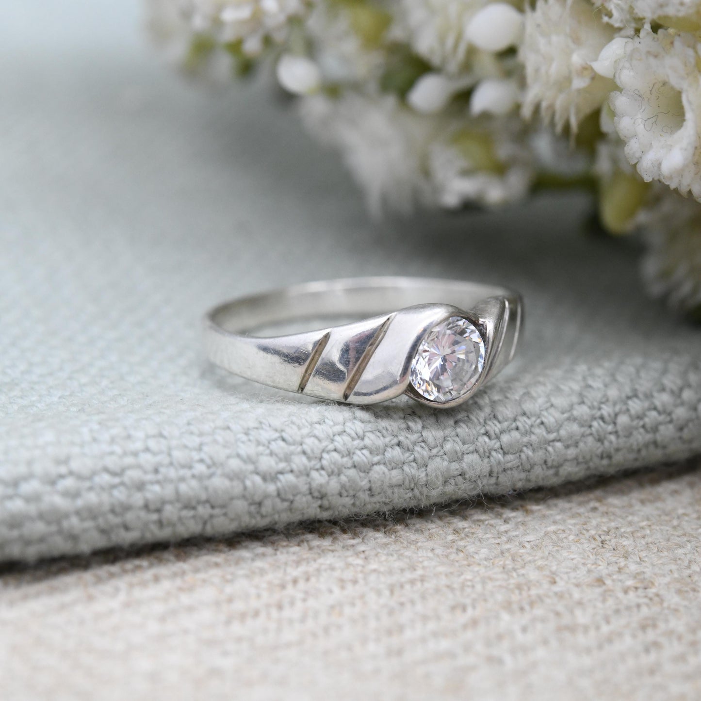 Vintage Sterling Silver Solitaire Ring Large Round CZ - Faceted White Stone Textured Twist Shoulders | UK Size - R | US Size - 8 3/4