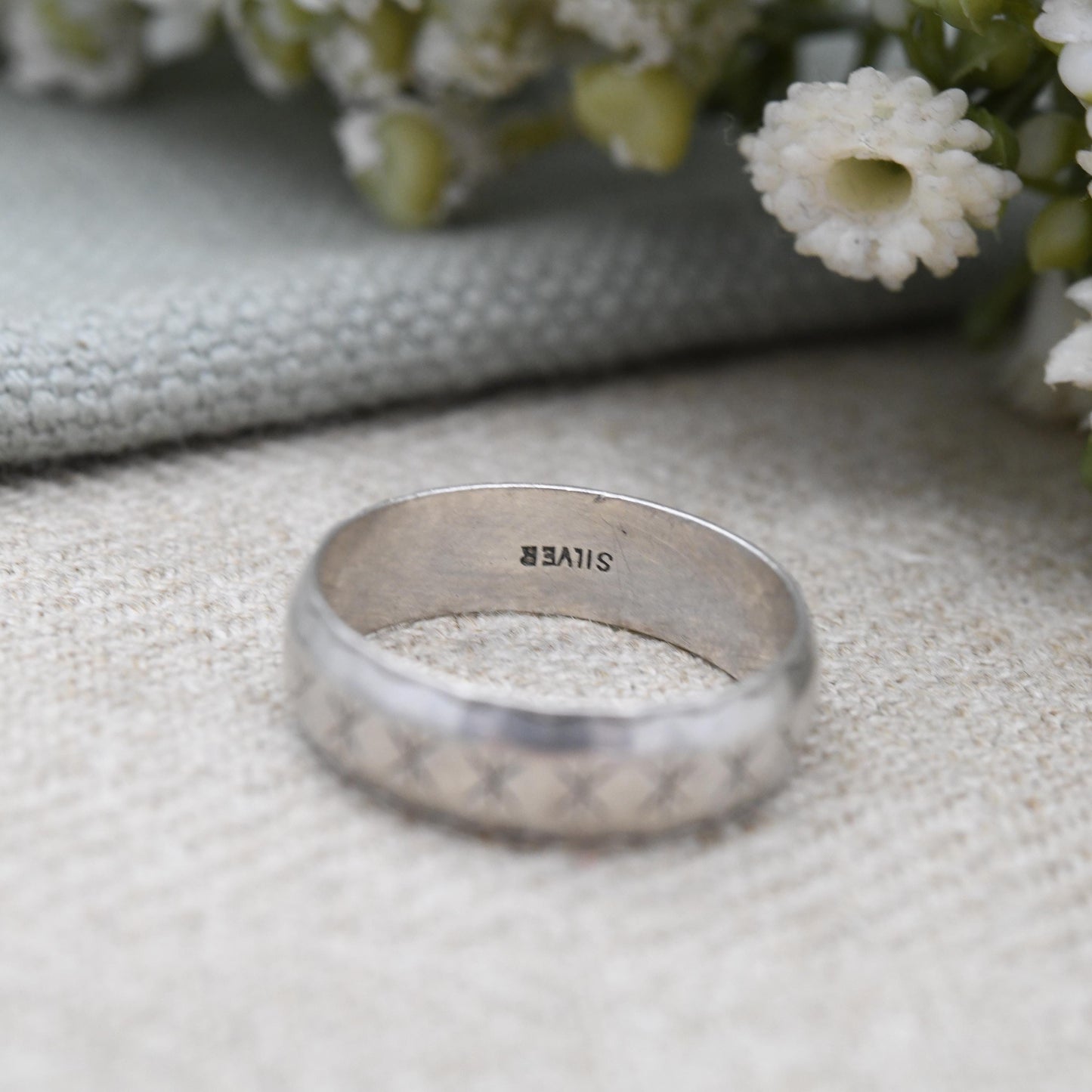 Vintage Sterling Silver Star Band Ring with X Design c. 1960s - Unisex Solid Silver Jewellery Scalloped | UK Size - P | US Size - 7 1/2