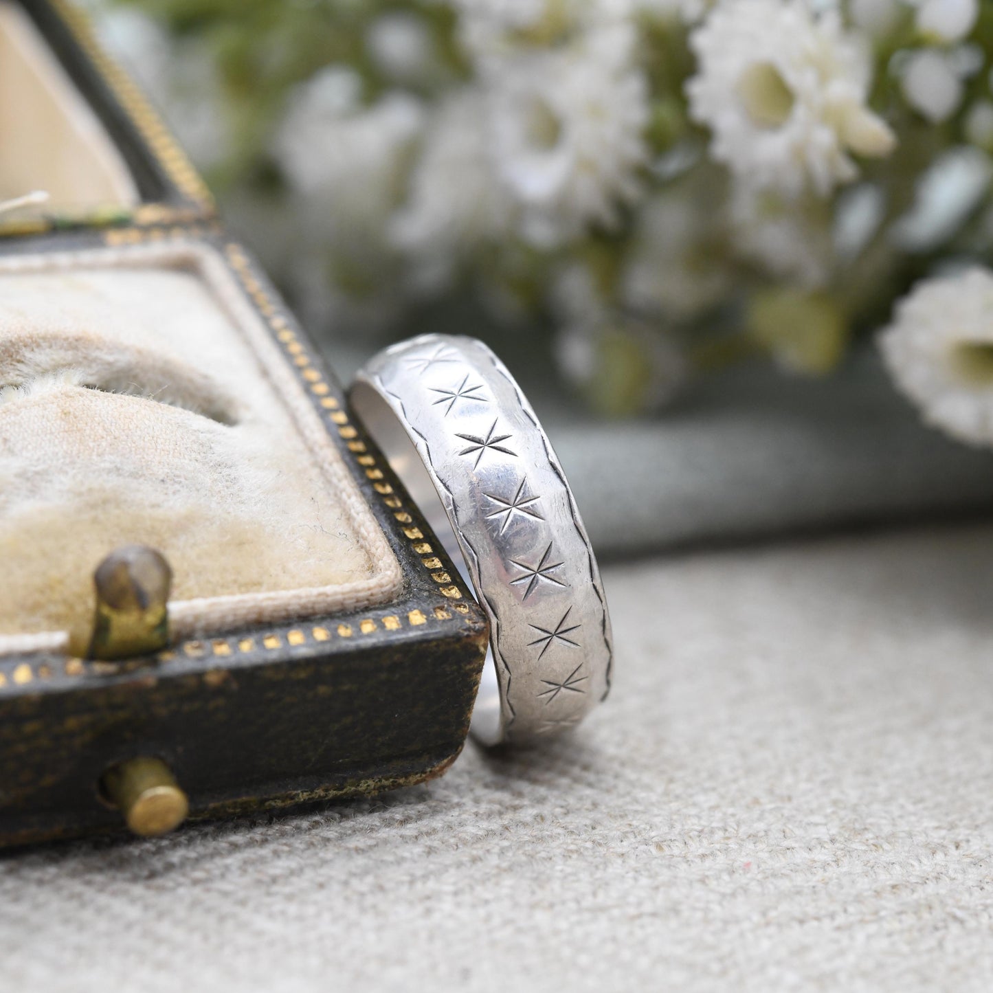 Vintage Sterling Silver Star Band Ring with X Design c. 1960s - Unisex Solid Silver Jewellery Scalloped | UK Size - P | US Size - 7 1/2