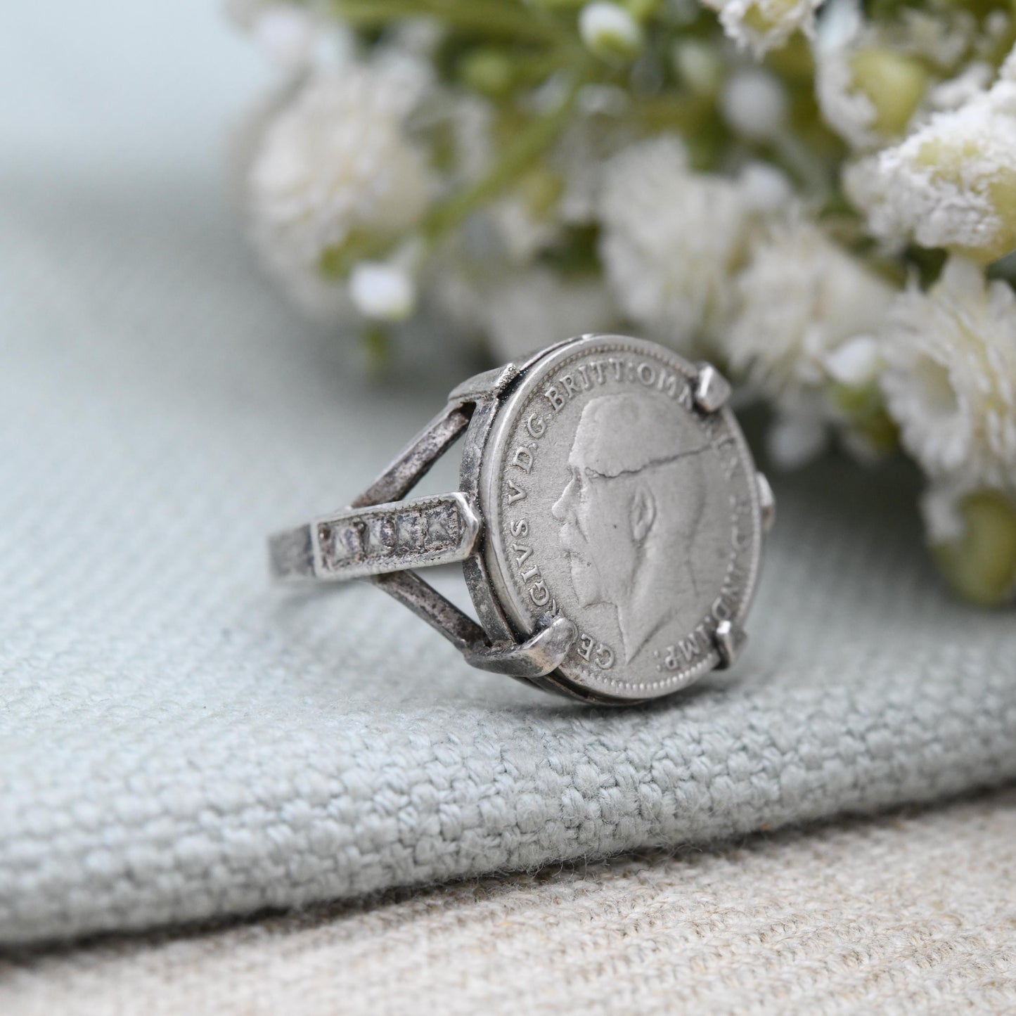 Antique Silver George V Threepence Coin Signet Ring 1922 - c. 1970s Mid-Century Mounted Coin Jewellery | UK Size - N 1/2 | US Size - 7