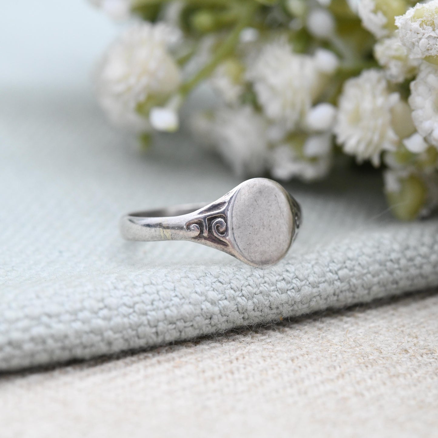 Vintage Sterling Silver Signet Ring - Mid-Century Unisex Ring Scrolling Pattern Everyday Middle Finger Ring | UK Size - P | US Size - 7 3/4