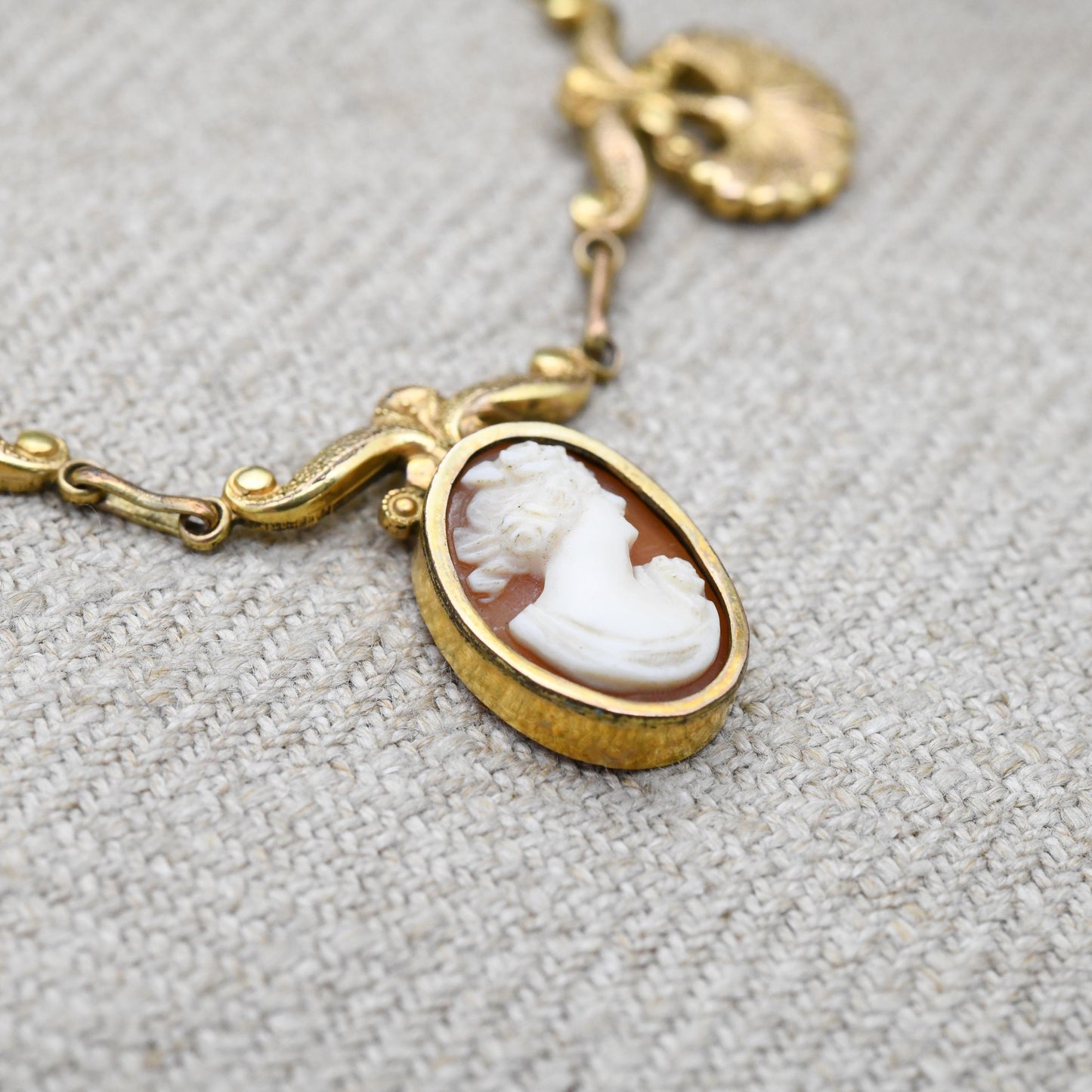 Vintage Rolled Gold Shell Cameo Necklace with Scallop Fan Detail Panels c. 1960 - Mid-Century Textured Costume Jewellery Neoclassical Design