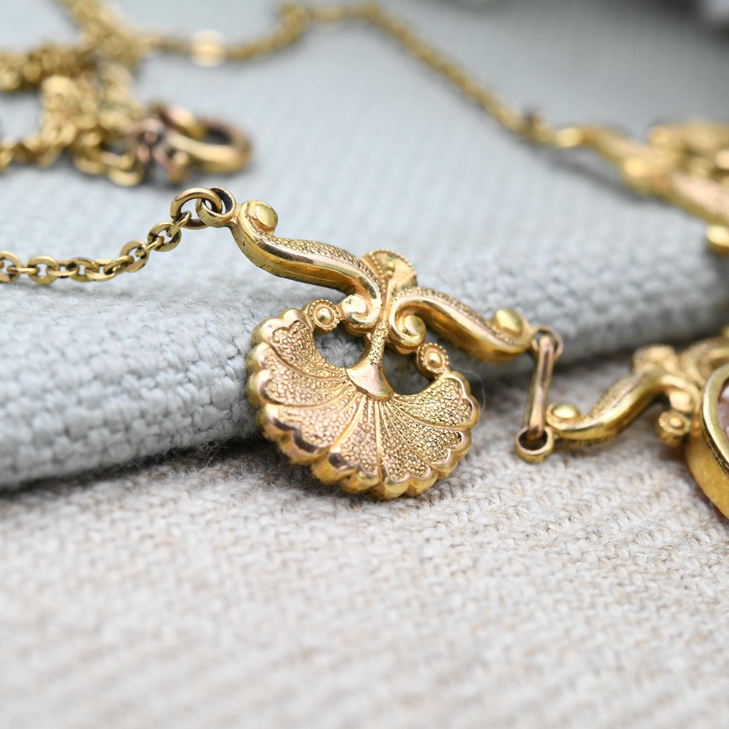 Vintage Rolled Gold Shell Cameo Necklace with Scallop Fan Detail Panels c. 1960 - Mid-Century Textured Costume Jewellery Neoclassical Design