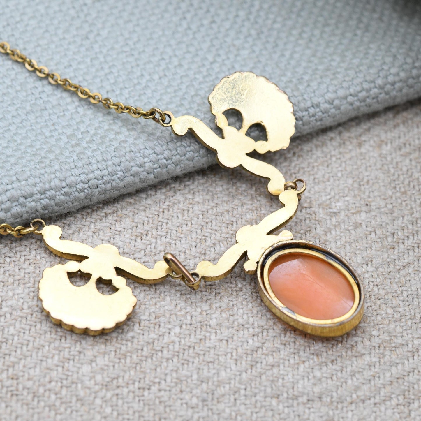 Vintage Rolled Gold Shell Cameo Necklace with Scallop Fan Detail Panels c. 1960 - Mid-Century Textured Costume Jewellery Neoclassical Design