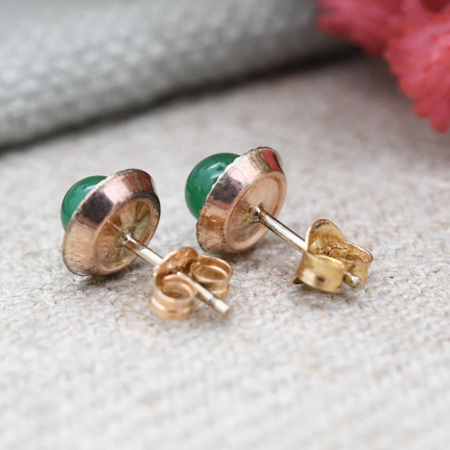 Vintage 9ct Gold Green Stone Stud Earrings c. 1960s - 7mm Circle Target Studs Patterned Frame Mounts | Pretty Everyday Gold Jewellery