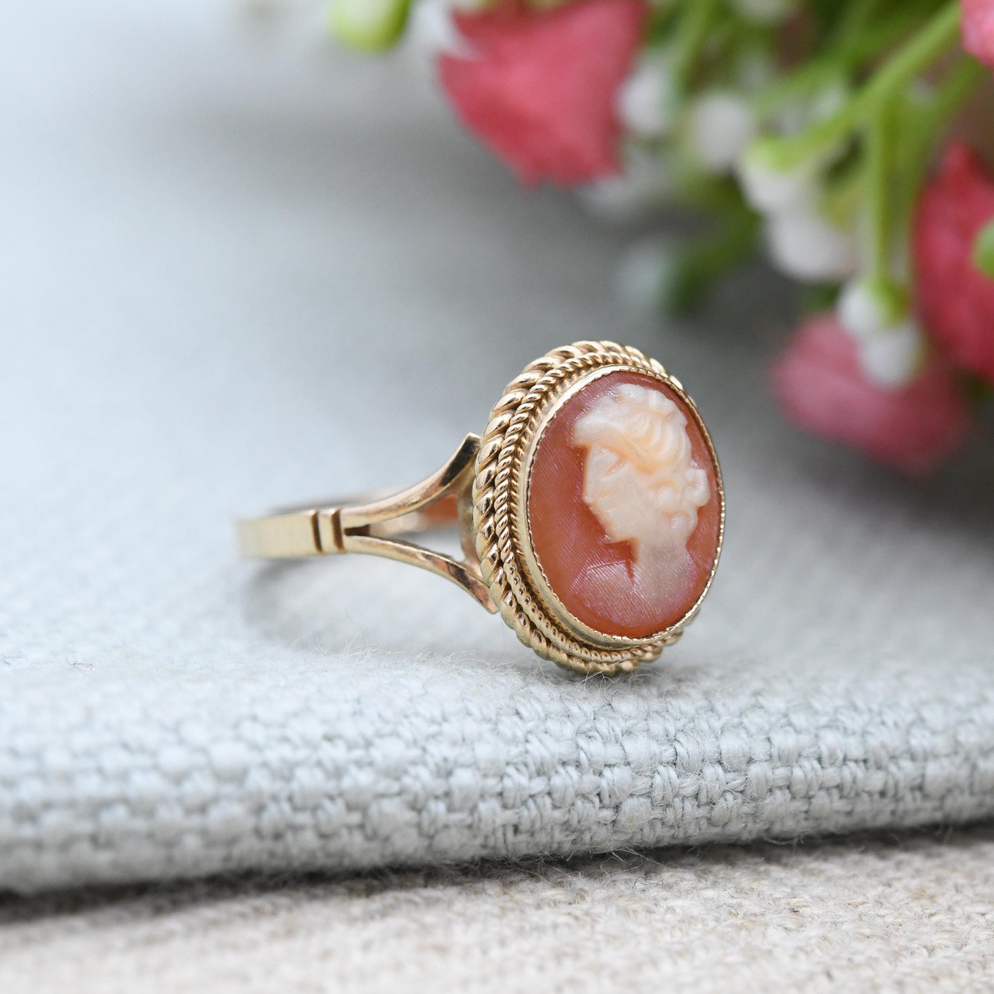 Vintage 9ct Gold Cameo Ring c. 1960 - Rope Twist Border Mounted Oval Shell Portrait Face Profile Statement Ring | UK Size - M | US Size - 6