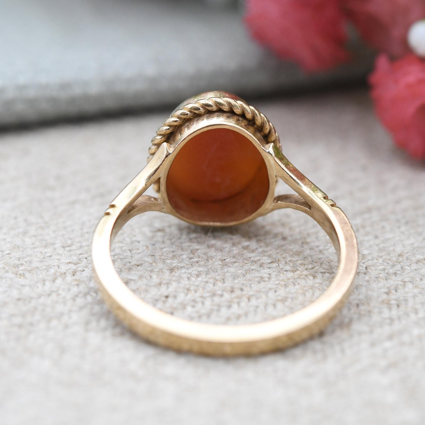 Vintage 9ct Gold Cameo Ring c. 1960 - Rope Twist Border Mounted Oval Shell Portrait Face Profile Statement Ring | UK Size - M | US Size - 6