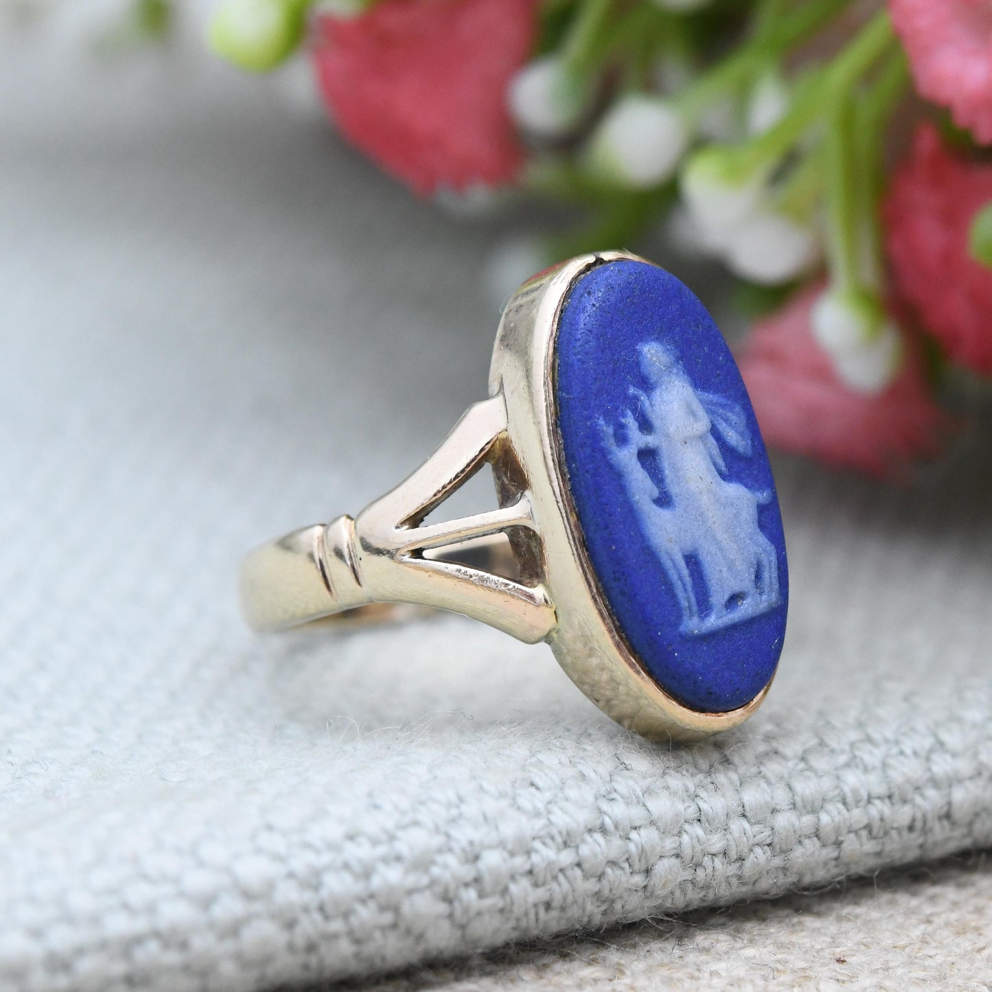 Vintage Wedgwood 9ct Gold Diana and Stag Cameo Ring Blue Jasperware c. 1930s - Roman God Diana the Huntress | UK Size - N | US Size - 6 3/4