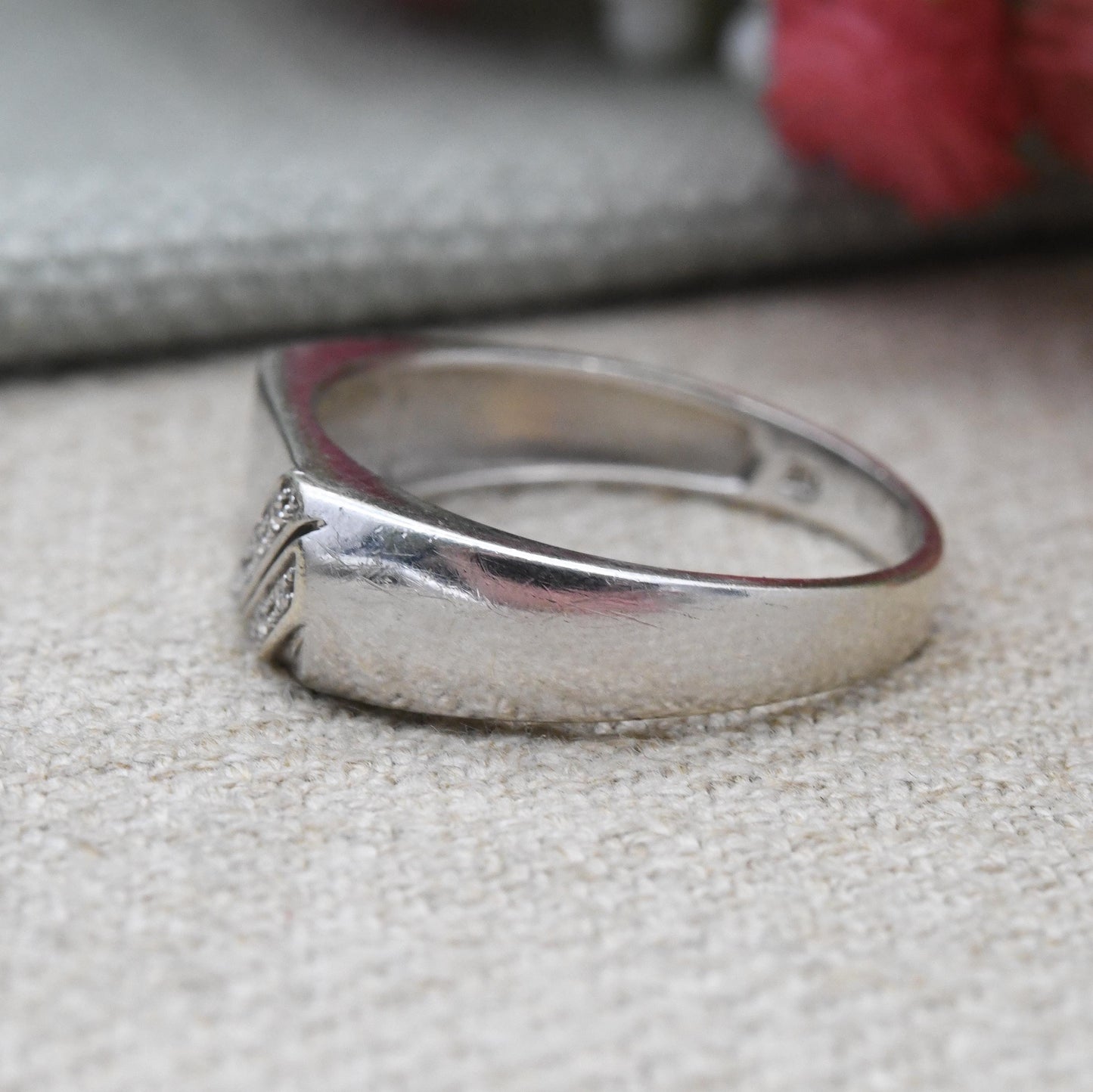 Vintage 9ct White Gold Signet Ring with CZ Stones - Unisex Solid Gold Jewellery Gift for Him Middle Finger Ring | UK Size - S | US Size - 9