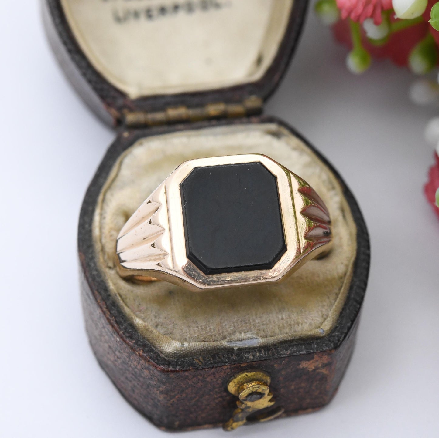 Vintage 9ct Gold Onyx Signet Ring 1967 by W Wilkinson - Unisex Yellow Gold and Black Jewellery Gift for Him | UK Size - R 1/2 | US Size - 9