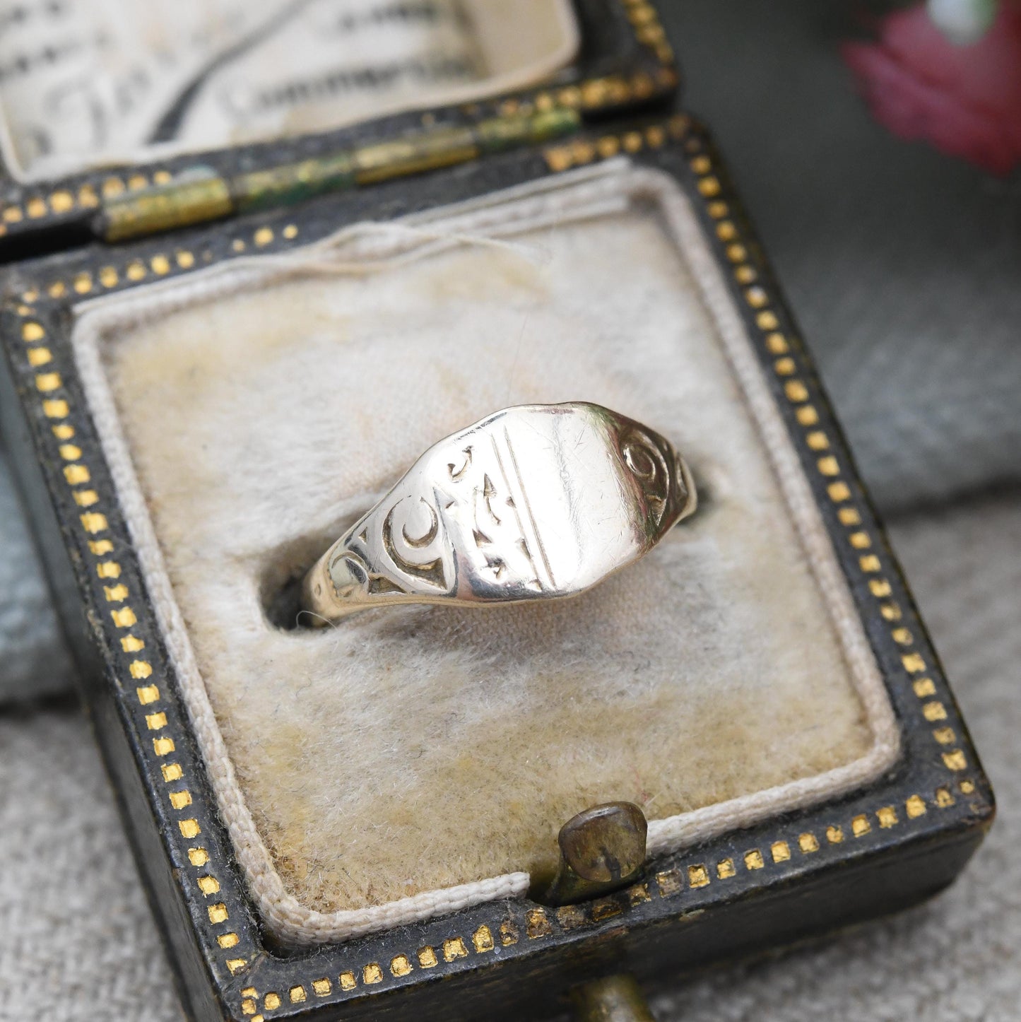 Vintage 9ct Gold Signet Ring 1973 Unisex Pinkie Ring - Scrolling Pattern | Small Size Solid Gold Jewellery | UK Size - G 1/2 US Size - 3 1/2