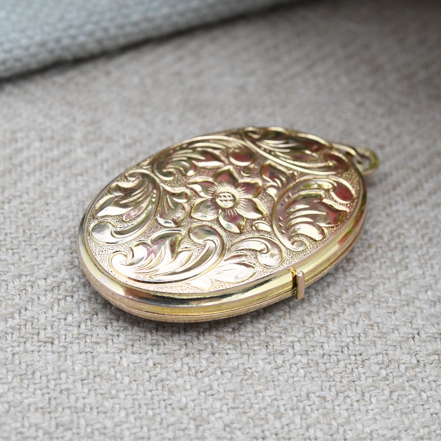Vintage 9ct Gold Locket Pendant with Scrolling Floral Design 1990 - Large Oval Locket Necklace | Solid Yellow Gold Jewellery Gift for Her