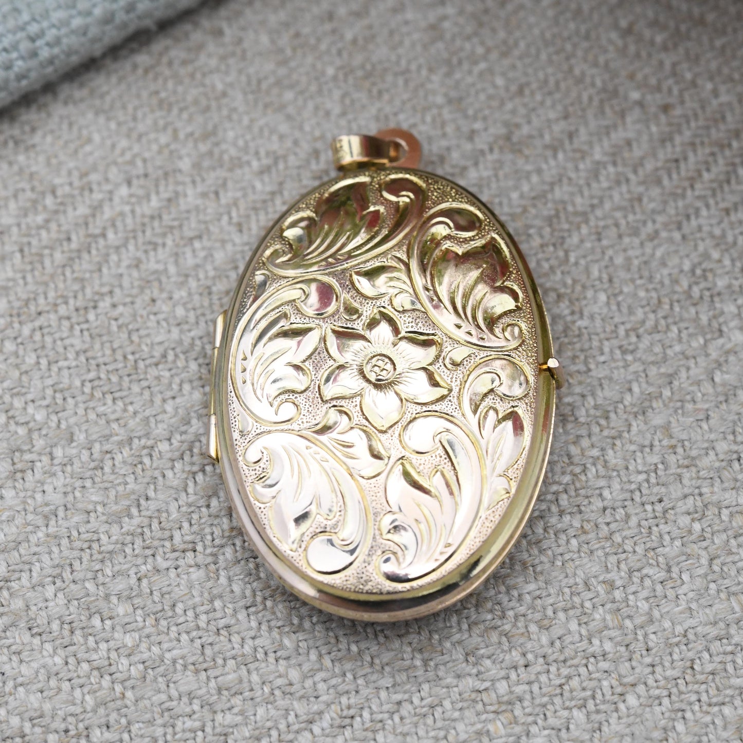 Vintage 9ct Gold Locket Pendant with Scrolling Floral Design 1990 - Large Oval Locket Necklace | Solid Yellow Gold Jewellery Gift for Her