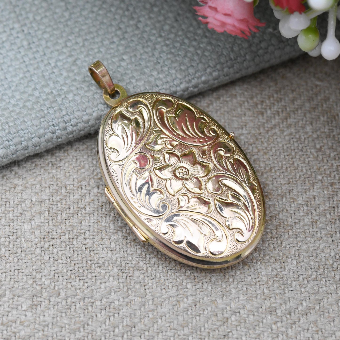 Vintage 9ct Gold Locket Pendant with Scrolling Floral Design 1990 - Large Oval Locket Necklace | Solid Yellow Gold Jewellery Gift for Her