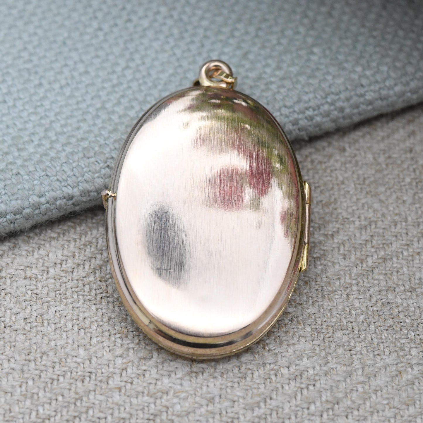 Vintage 9ct Gold Locket Pendant with Scrolling Floral Design 1990 - Large Oval Locket Necklace | Solid Yellow Gold Jewellery Gift for Her