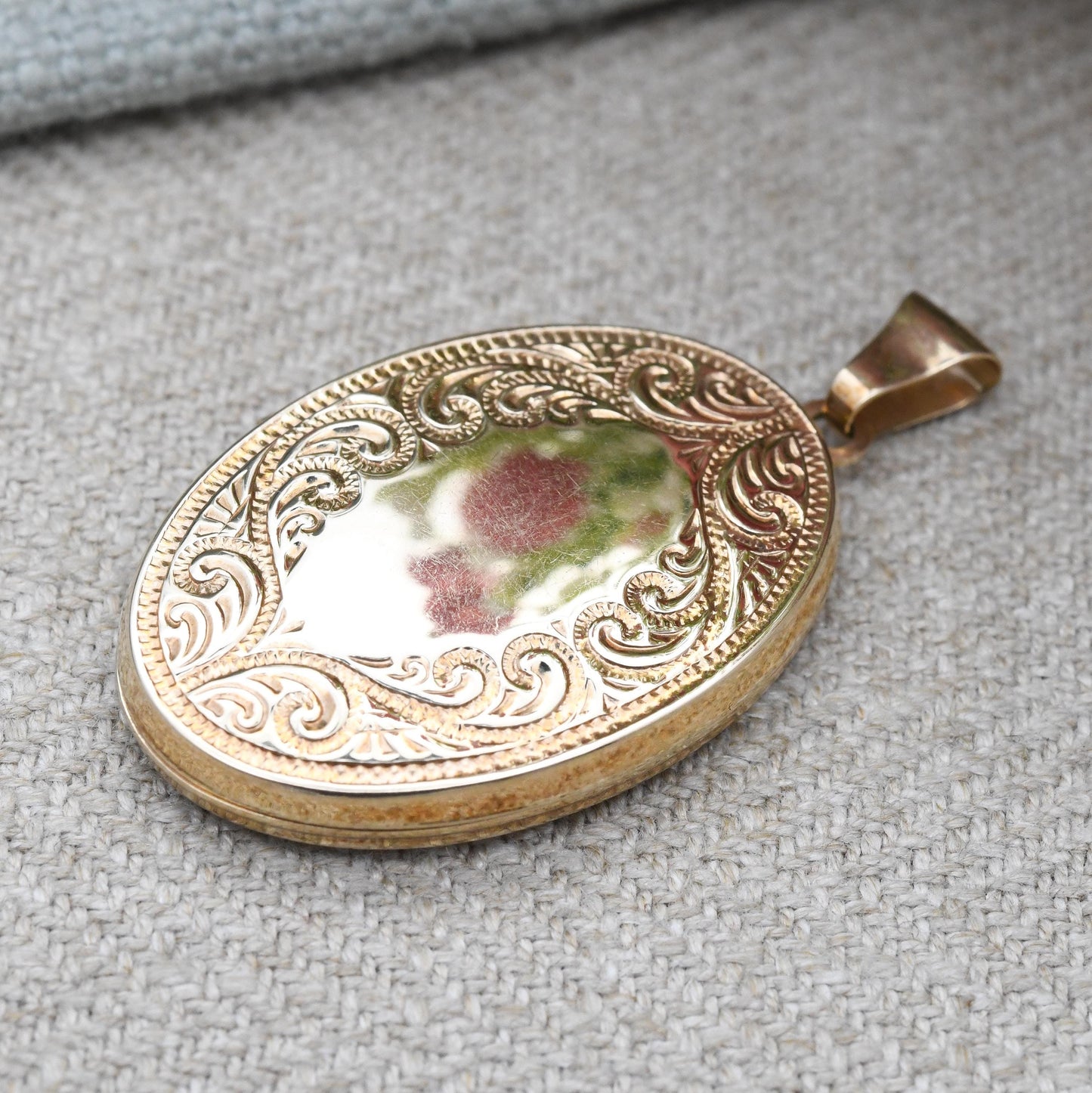 Vintage 9ct Gold Locket Pendant with Ornate Scrolling Design Border - Large Locket Necklace | Solid Yellow Gold Sentimental Gift for Her