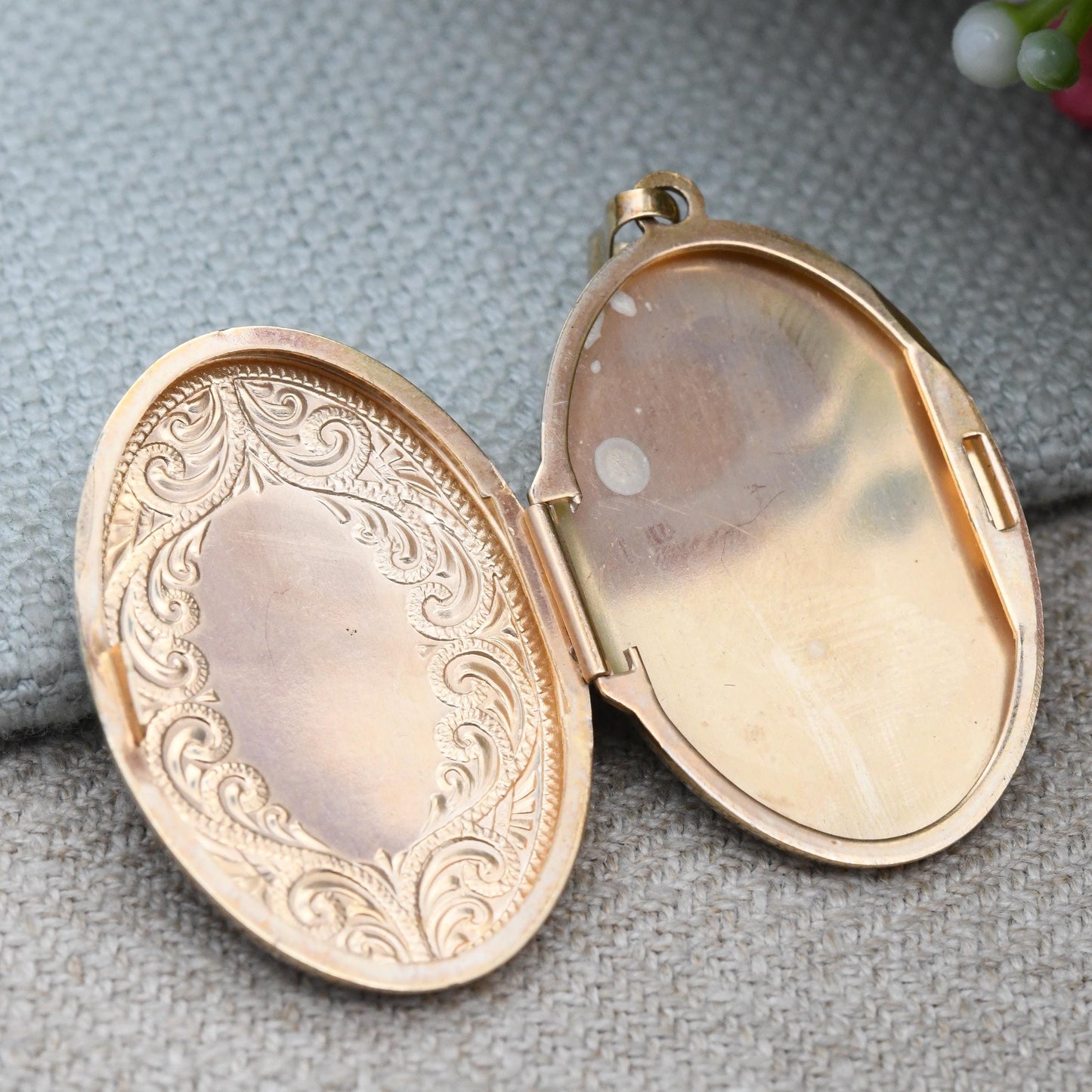 Vintage 9ct Gold Locket Pendant with Ornate Scrolling Design Border - Large Locket Necklace | Solid Yellow Gold Sentimental Gift for Her