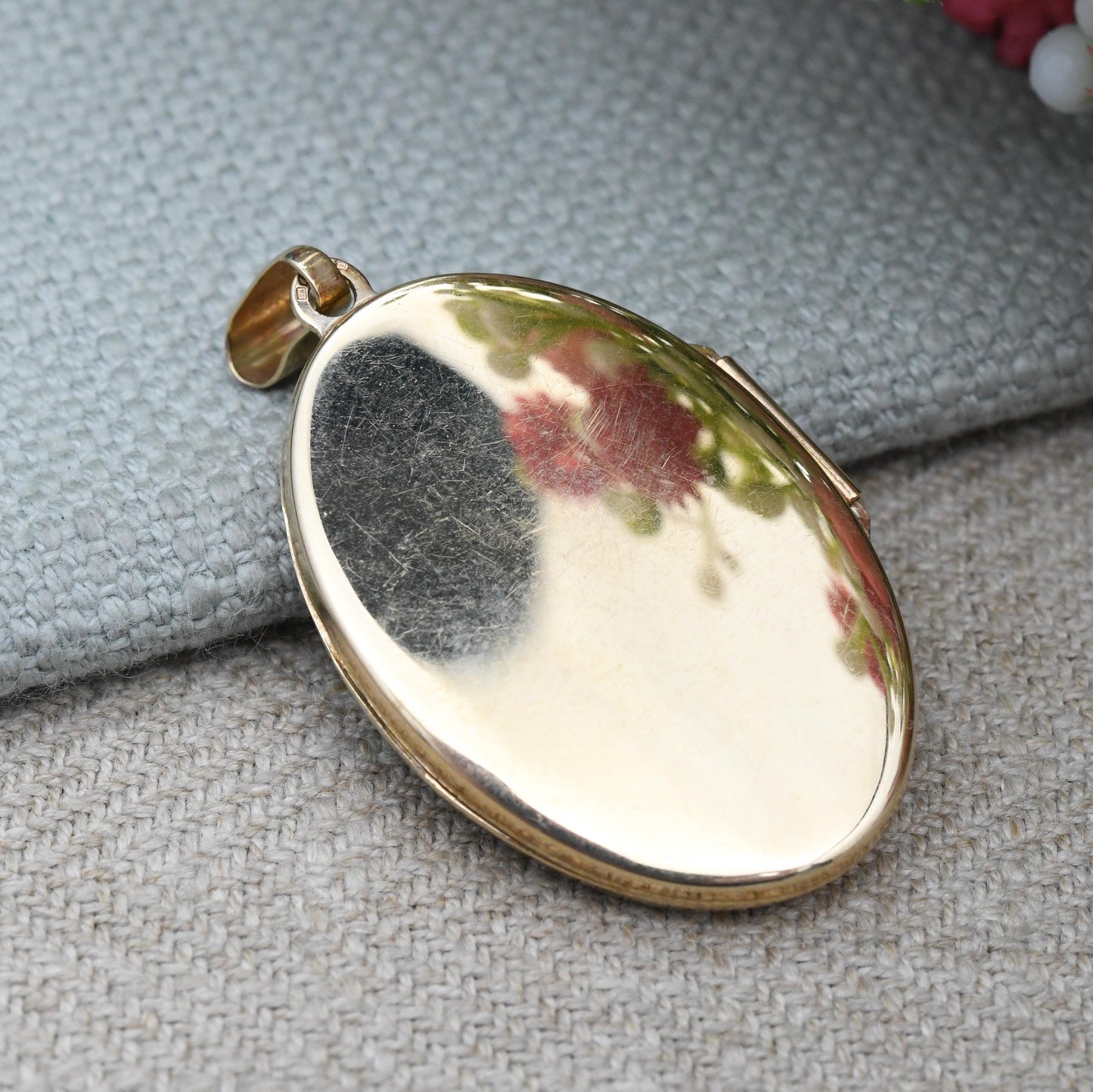 Vintage 9ct Gold Locket Pendant with Ornate Scrolling Design Border - Large Locket Necklace | Solid Yellow Gold Sentimental Gift for Her