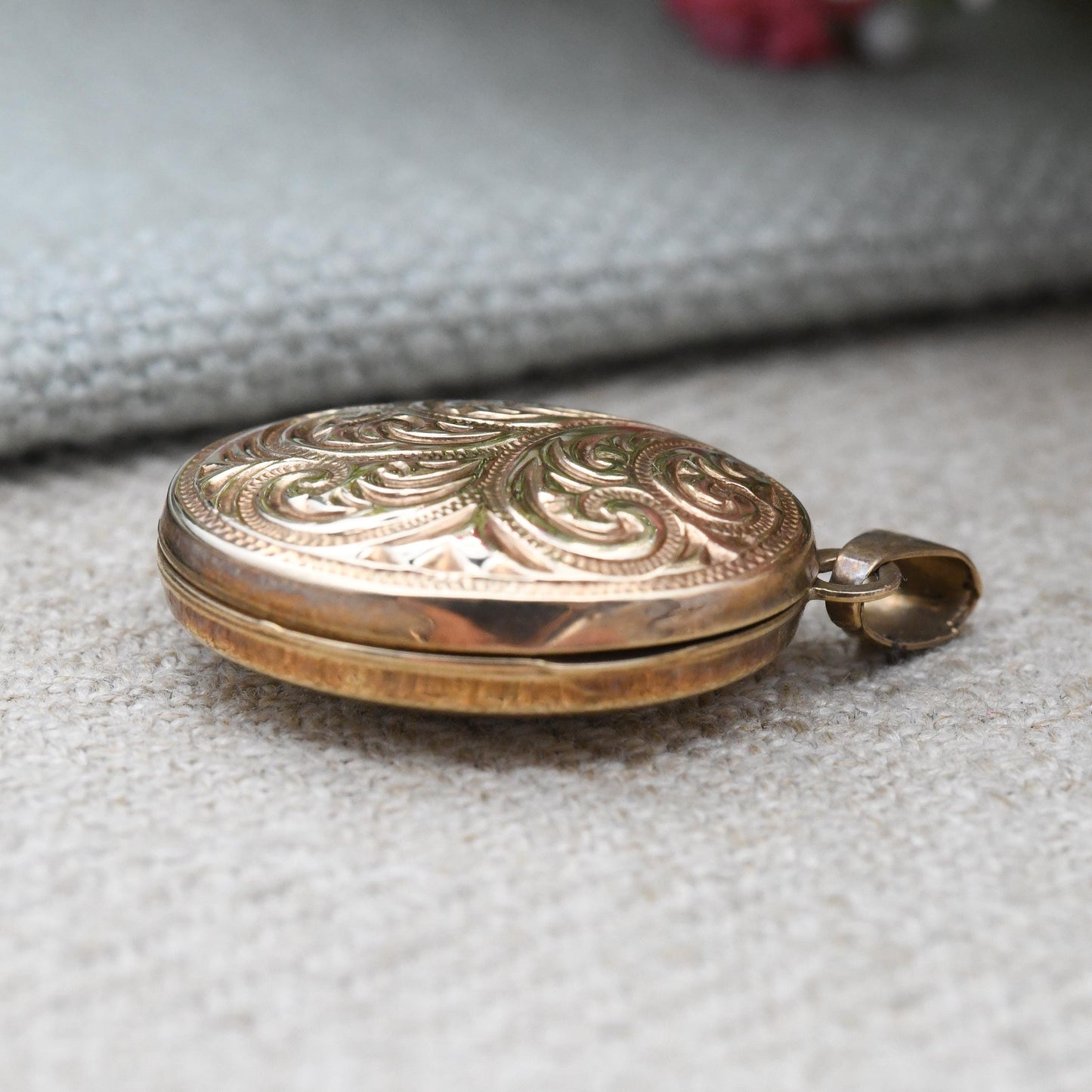 Vintage 9ct Gold Locket Pendant with Scrolling Design - Rounded Oval Locket Necklace | Solid Yellow Gold Jewellery Sentimental Gift for Her
