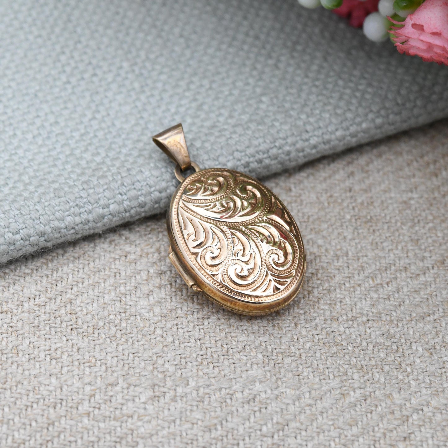 Vintage 9ct Gold Locket Pendant with Scrolling Design - Rounded Oval Locket Necklace | Solid Yellow Gold Jewellery Sentimental Gift for Her