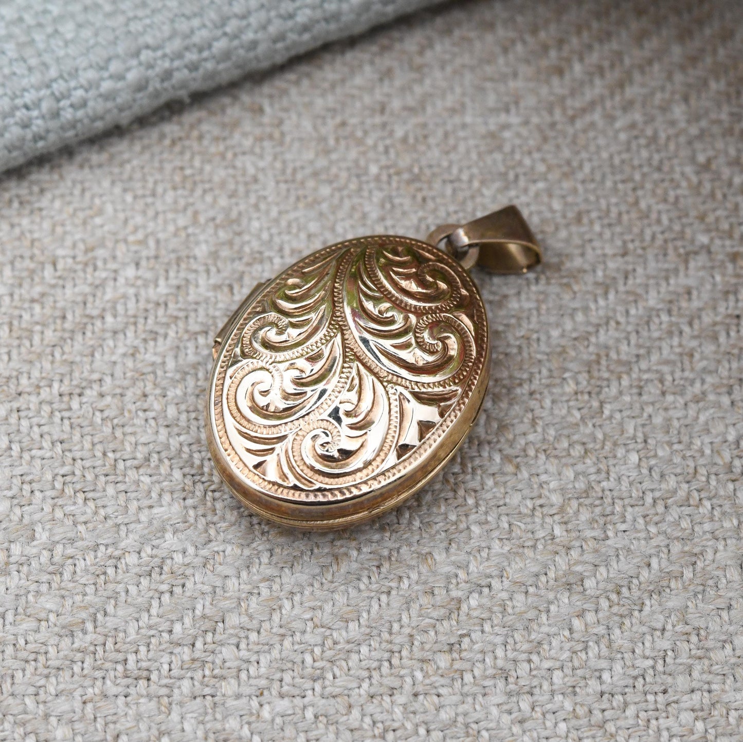 Vintage 9ct Gold Locket Pendant with Scrolling Design - Rounded Oval Locket Necklace | Solid Yellow Gold Jewellery Sentimental Gift for Her