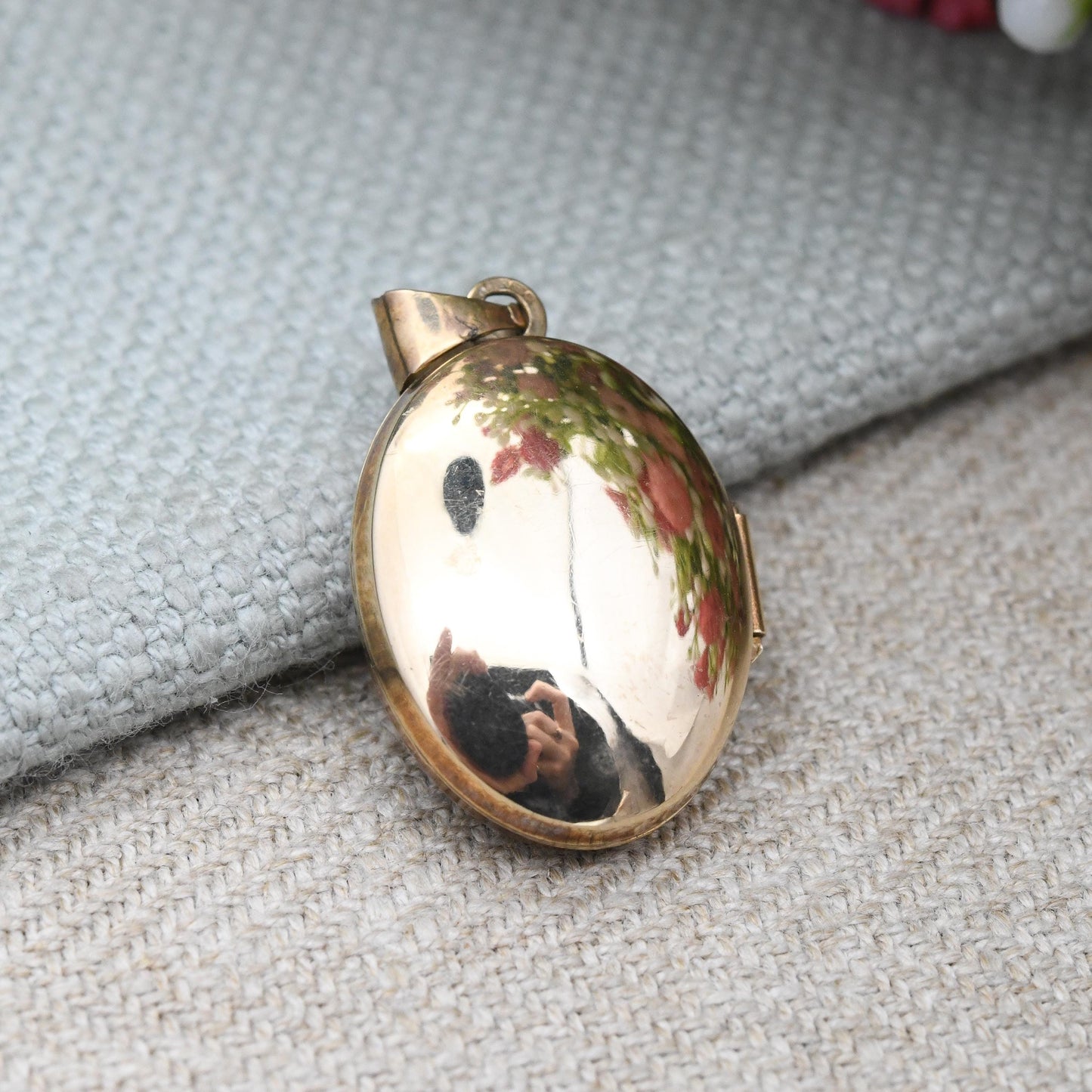 Vintage 9ct Gold Locket Pendant with Scrolling Design - Rounded Oval Locket Necklace | Solid Yellow Gold Jewellery Sentimental Gift for Her