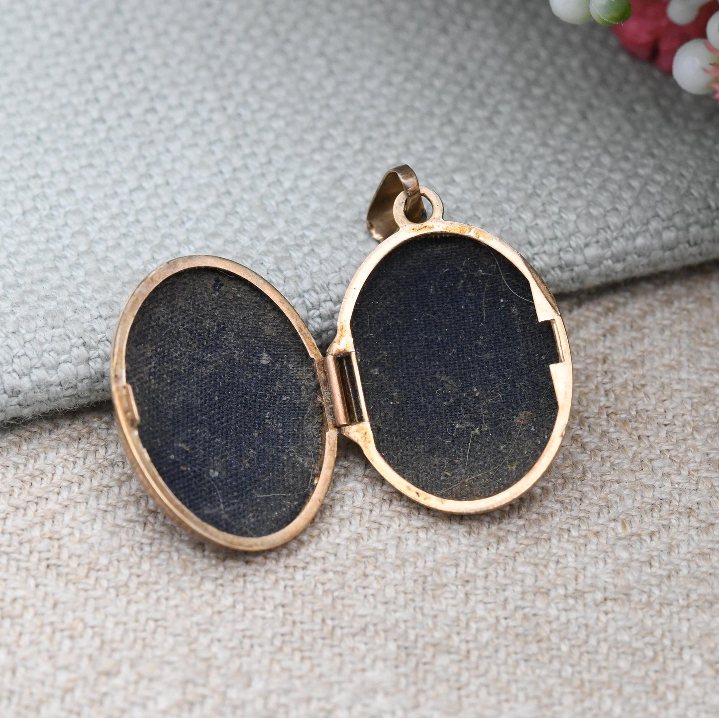 Vintage 9ct Gold Locket Pendant with Scrolling Design - Rounded Oval Locket Necklace | Solid Yellow Gold Jewellery Sentimental Gift for Her