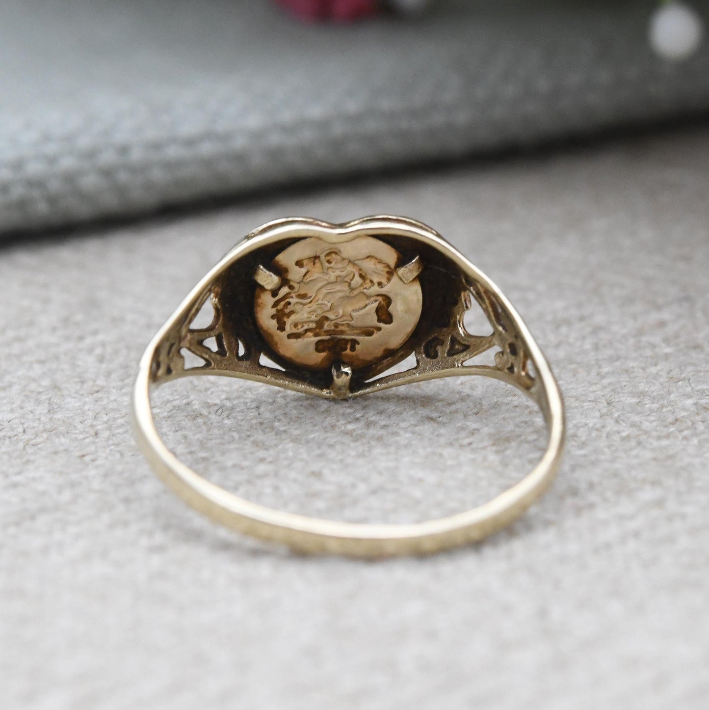 Vintage 9ct Gold Heart Signet Ring George and the Dragon Tallar Coin Token 1948 Date - Yellow Gold Fantasy | UK Size - O 1/2 US Size - 7 1/2