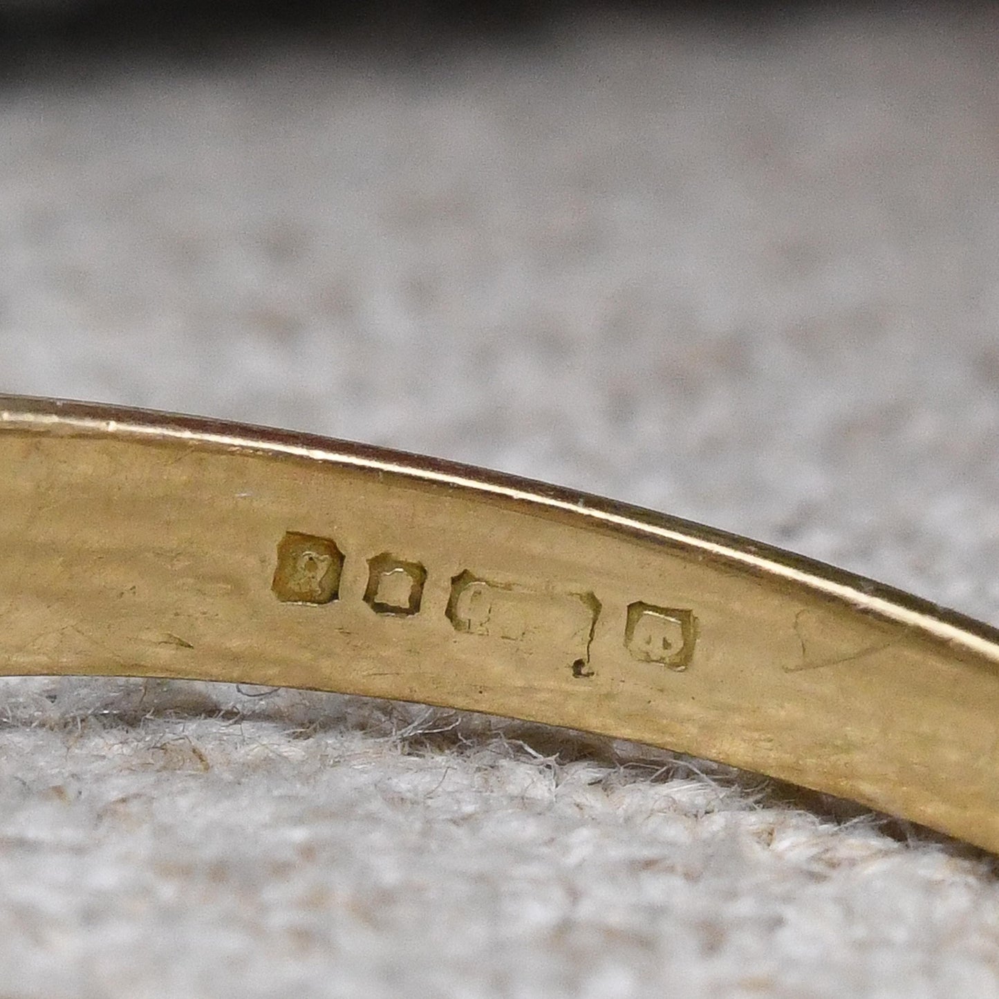 Vintage 18ct Gold Ring Flush Three Stone Sapphire and Diamond Ring 1976 - Stacker Anniversary Jewellery Gift | UK Size N 1/2 | US Size 7