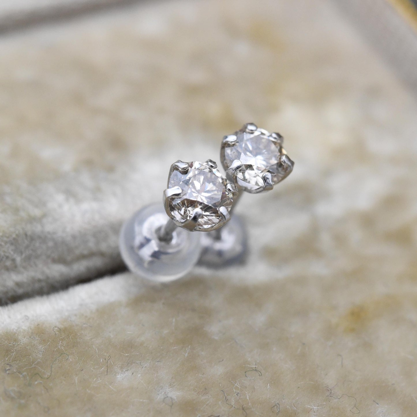 18ct White Gold Diamond Stud Earrings 25 Points 0.25 Carat - Champagne Gemstone | Unisex Everyday Jewellery Gift | Rubber Butterfly Back