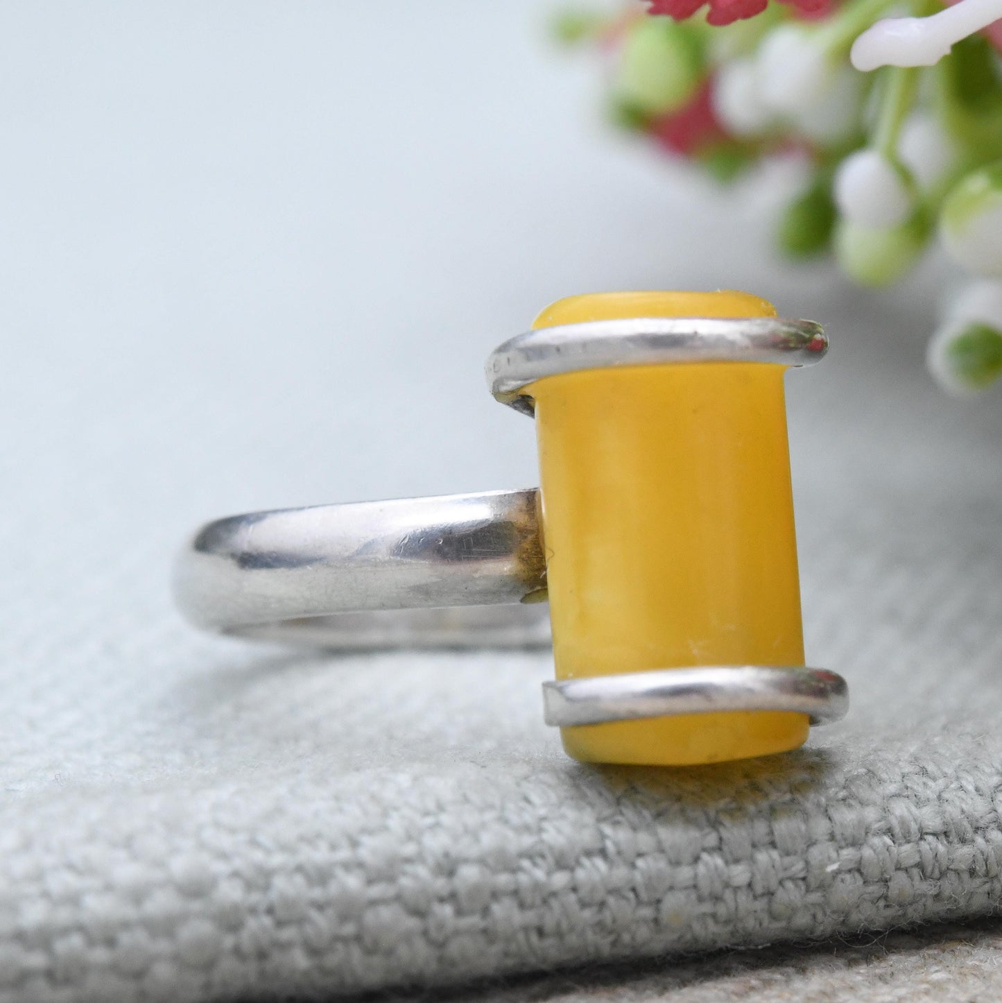 Vintage Sterling Silver Ring Yellow Plastic Imitation Amber - Modernist Silver Ring Large Cylinder Stone | UK Size - N | US Size - 6 3/4