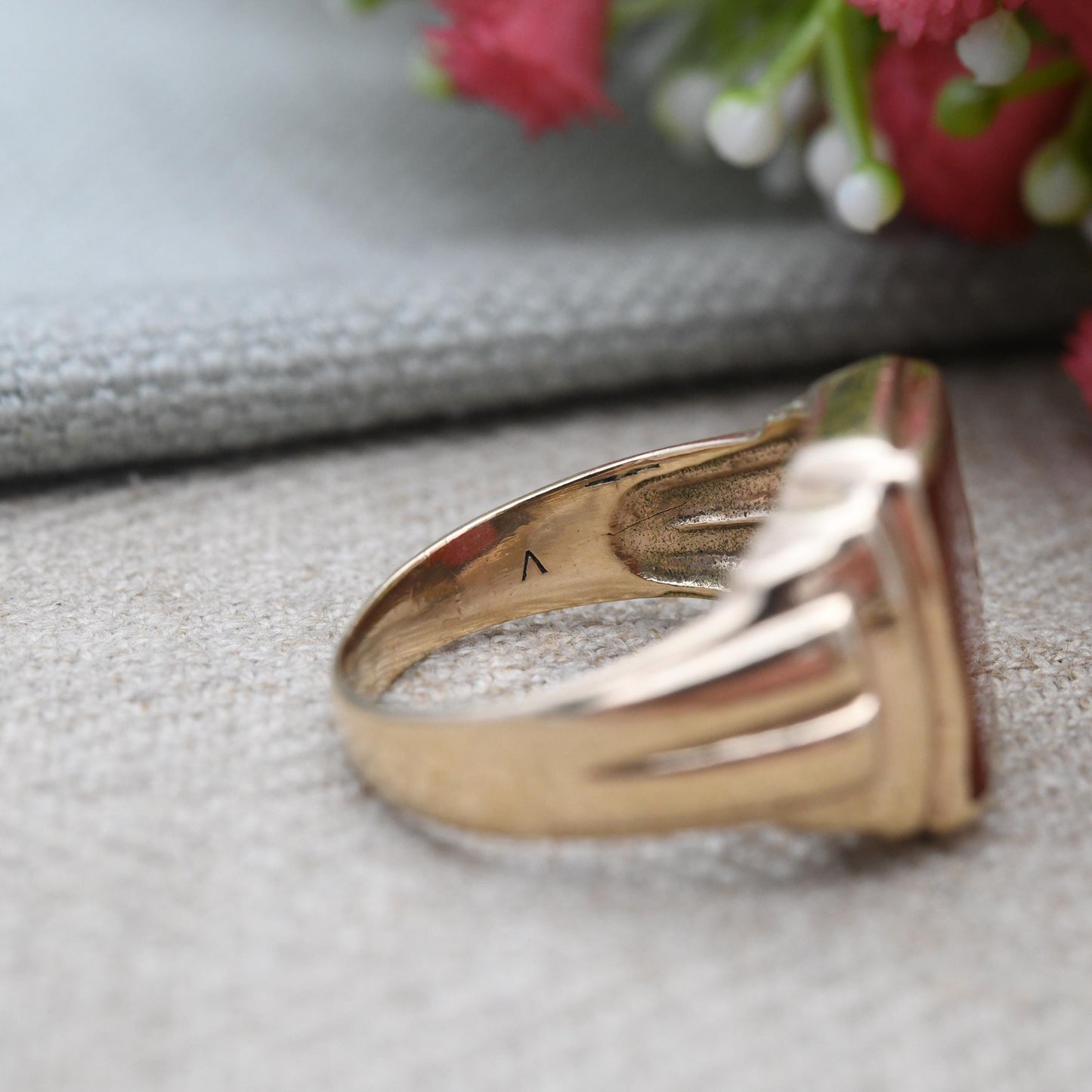 Vintage 9ct Gold Carnelian Signet Ring c. 1960s - Red Square Unisex Chunky Solid Gold Blank Gemstone | UK Size - P 1/2 | US Size - 7 3/4