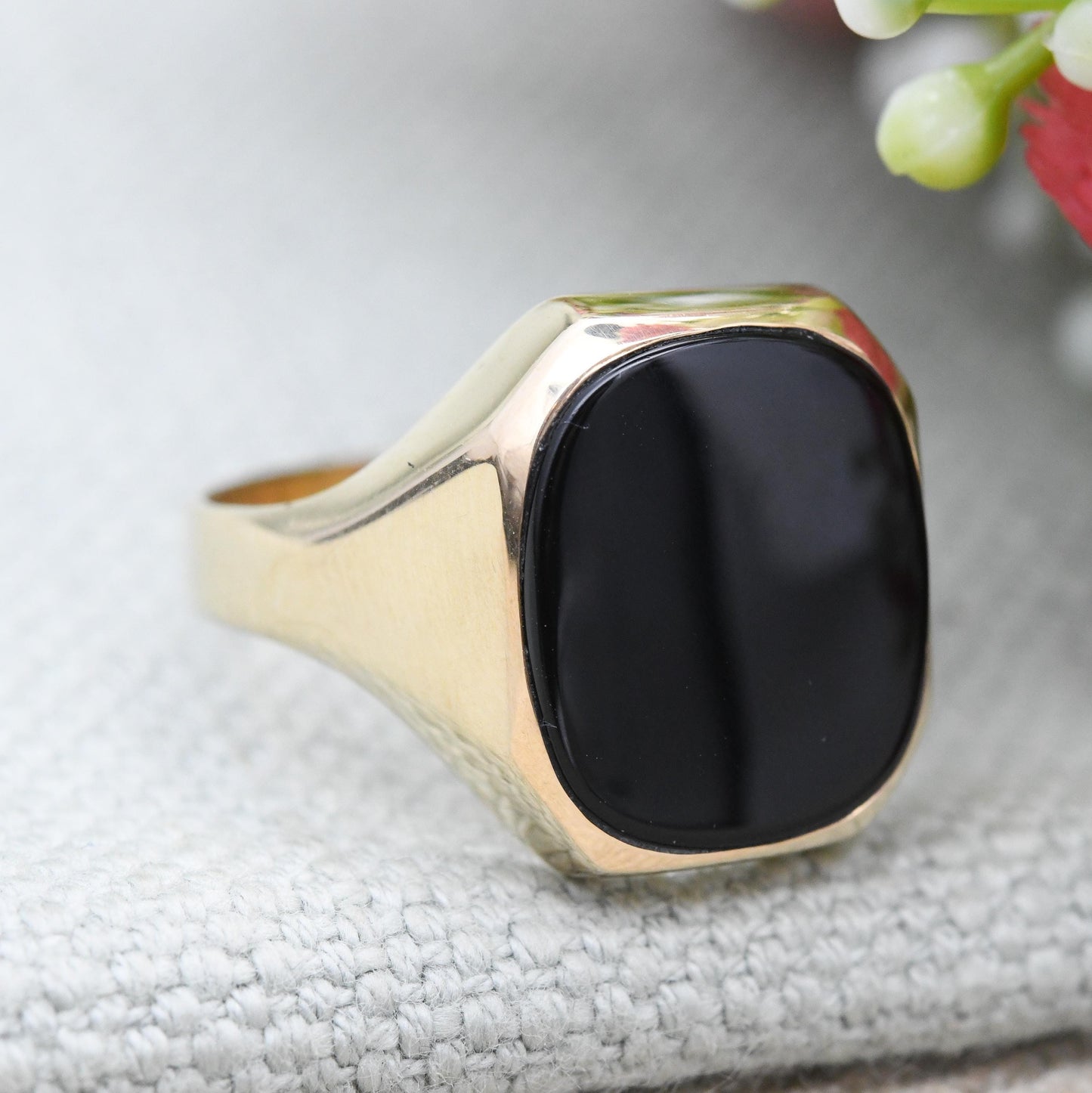 Vintage 9ct Gold Onyx Signet Ring - Large Unisex Yellow Gold and Black Jewellery Gift for Him Square | UK Size - U 1/2 | US Size - 10 1/4